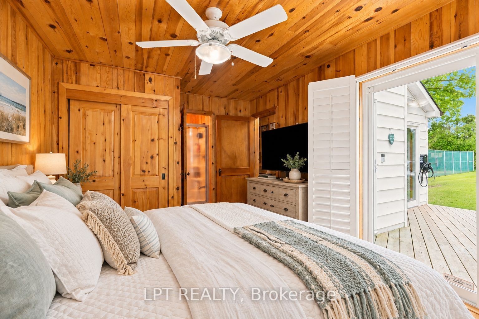 678 Lake Drive E Property Photo 15