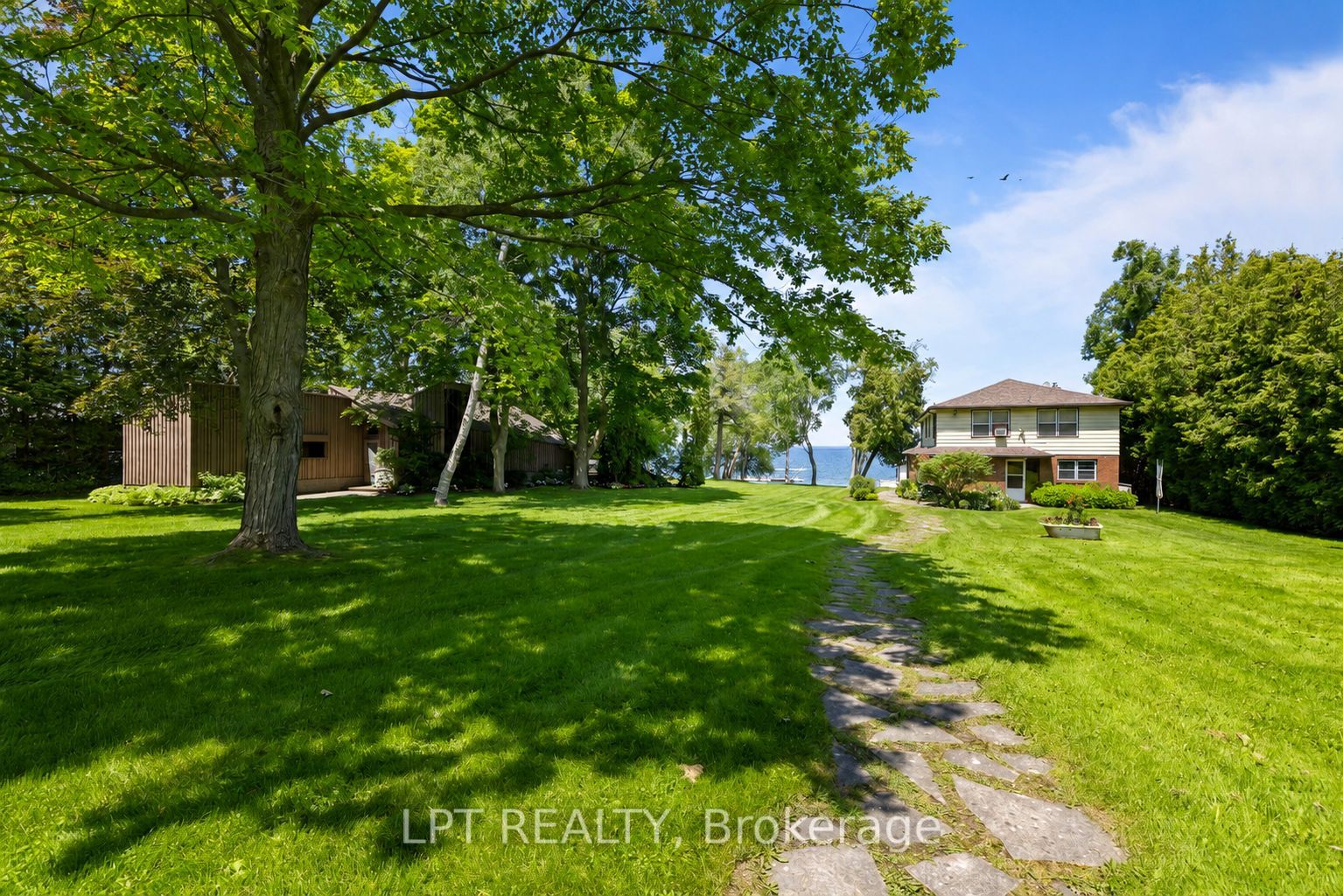 678 Lake Drive E Property Photo 18