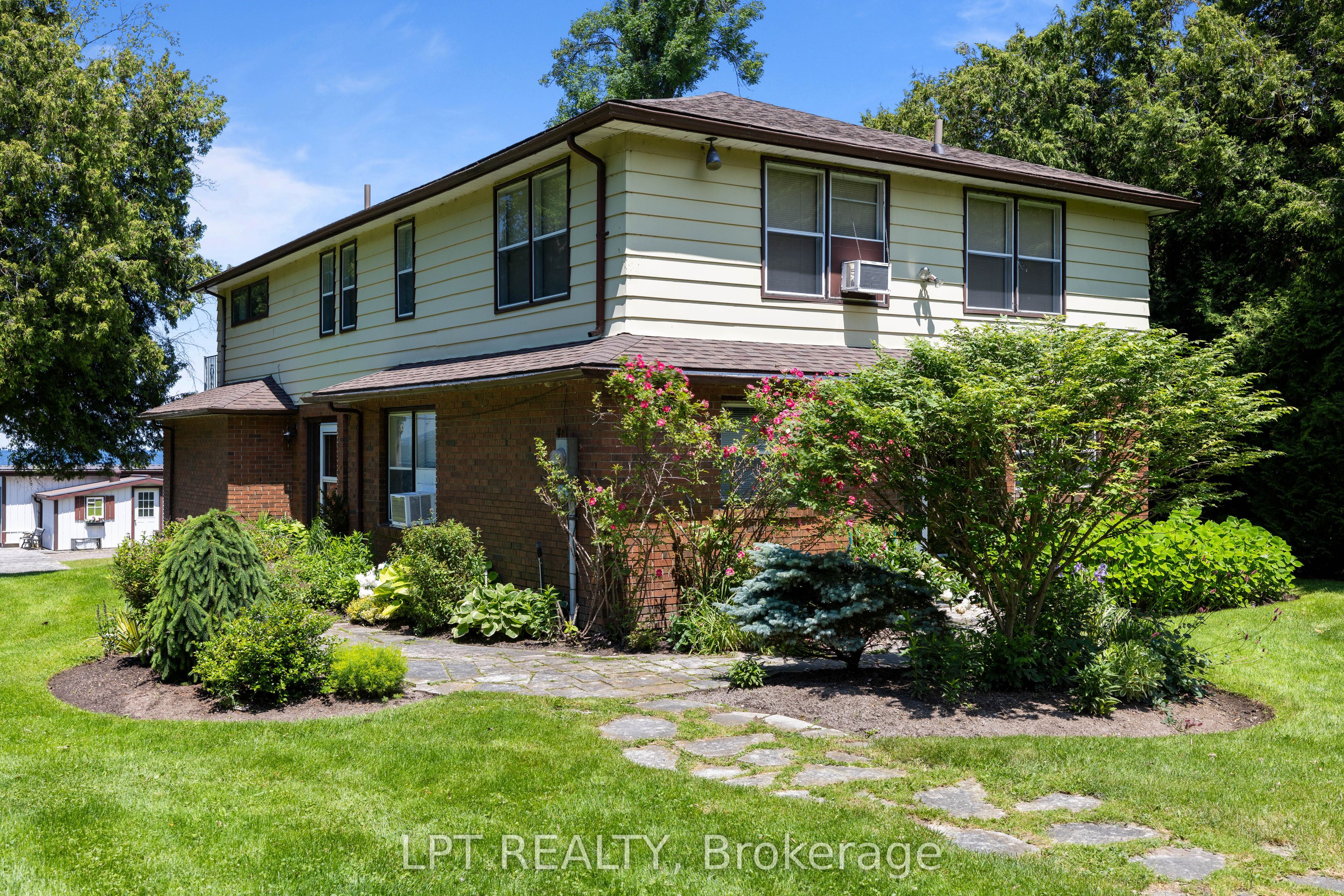 678 Lake Drive E Property Photo 19