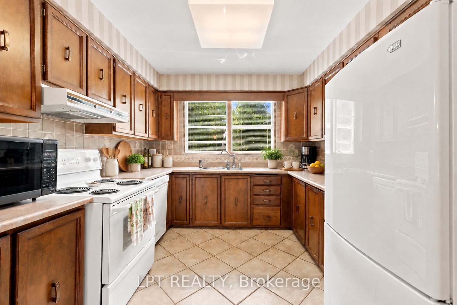 678 Lake Drive E Property Photo 26