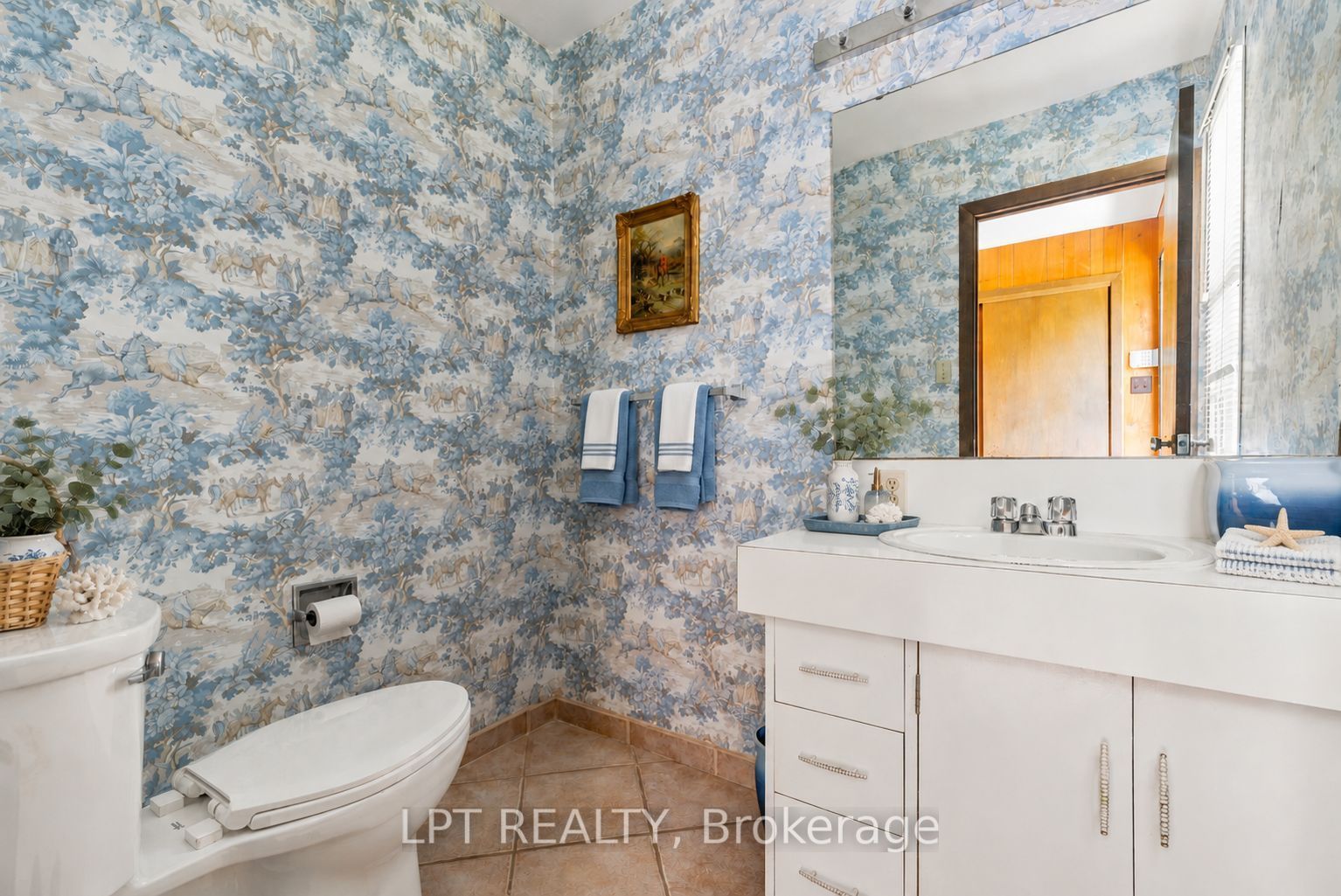 678 Lake Drive E Property Photo 27