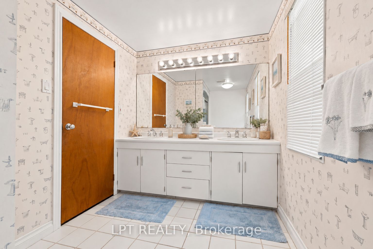 678 Lake Drive E Property Photo 36
