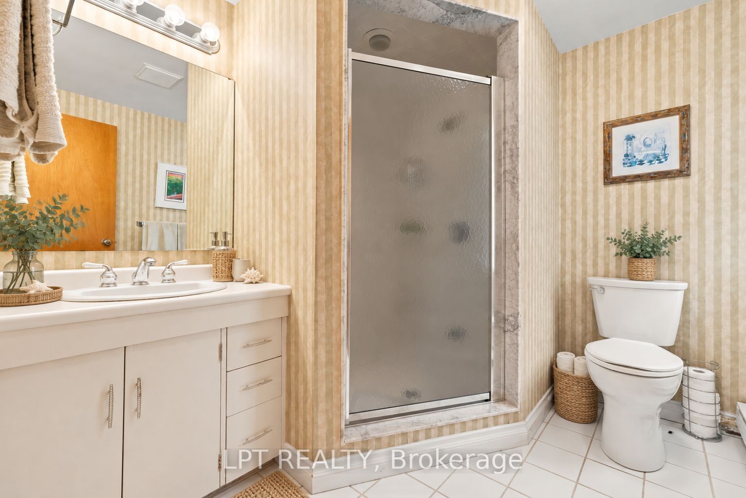 678 Lake Drive E Property Photo 38