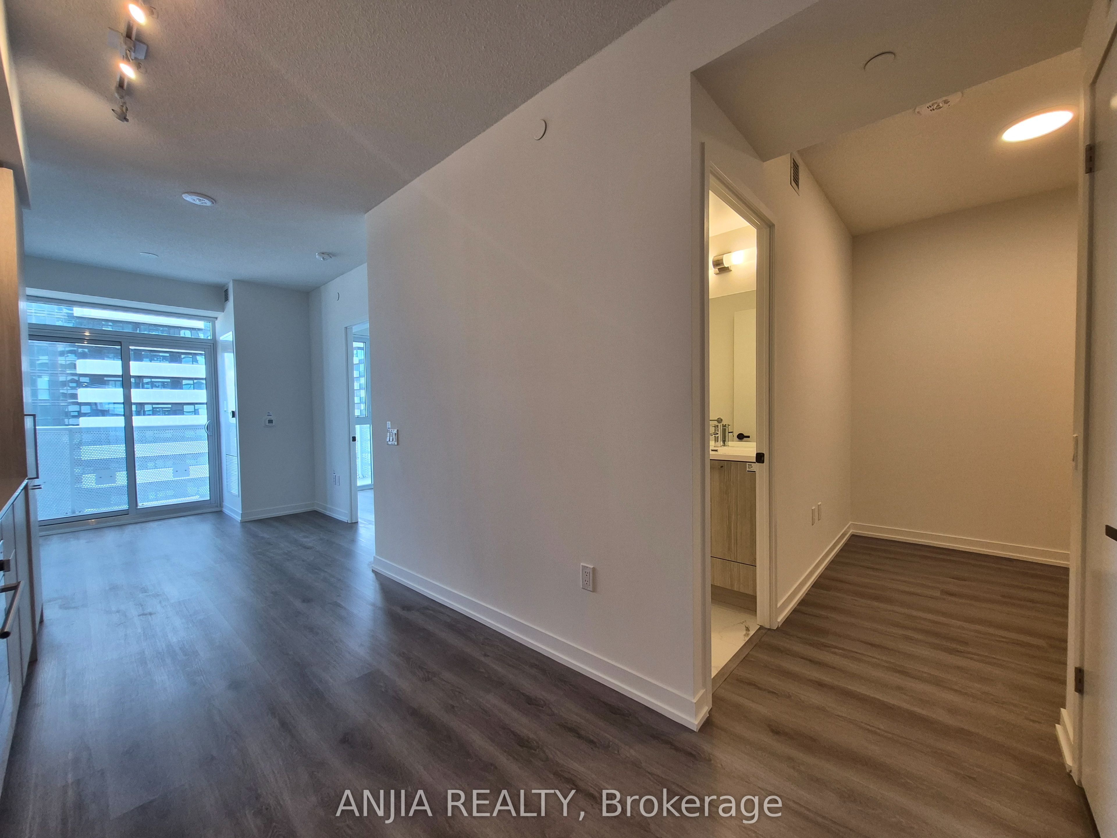 225 Commerce Street 4015 Property Photo 10