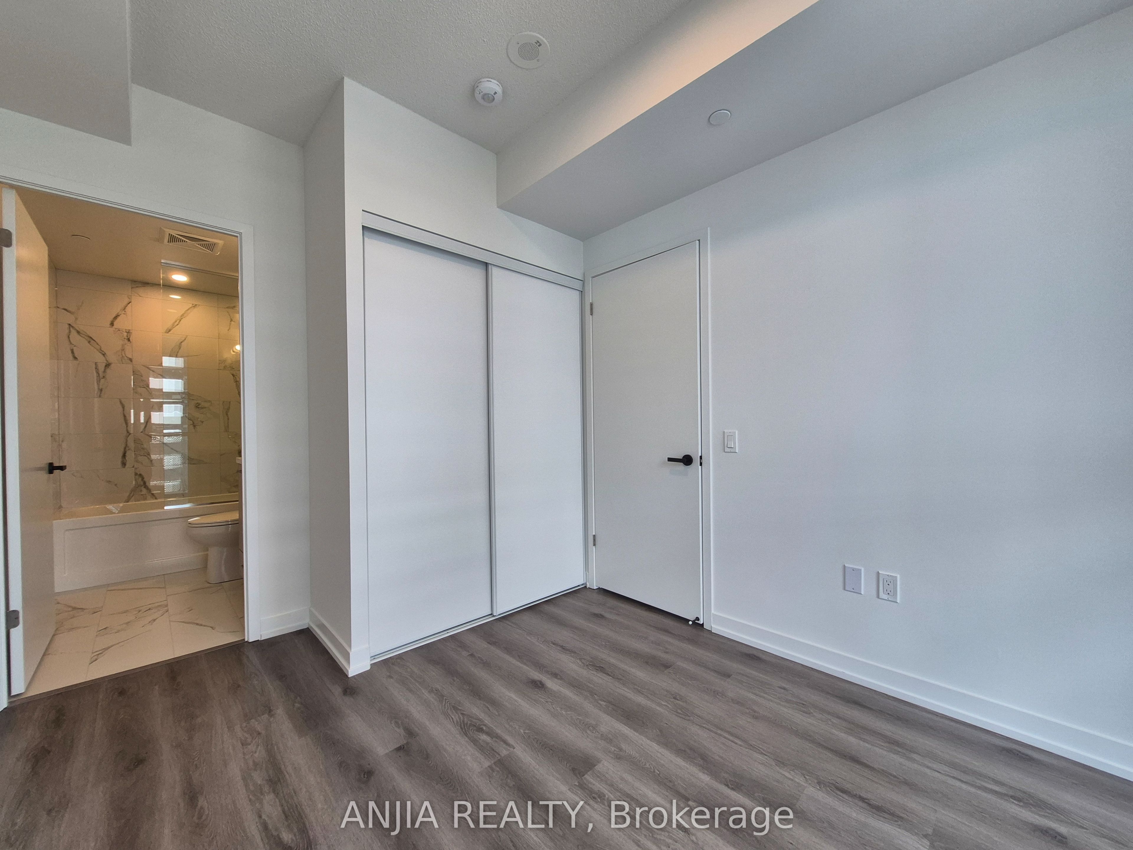 225 Commerce Street 4015 Property Photo 26