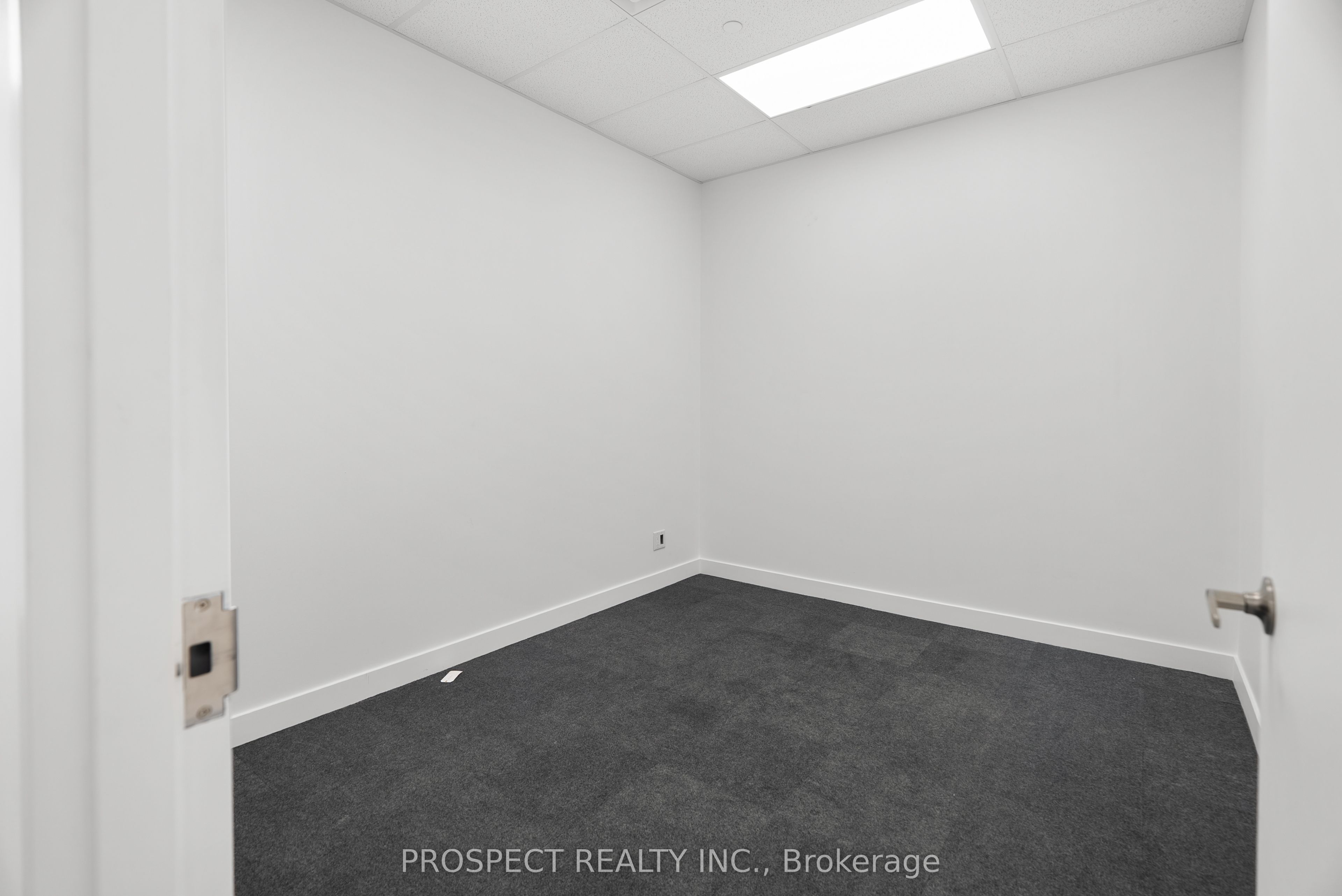 4000 Steeles Avenue W 44 D & F Property Photo 3