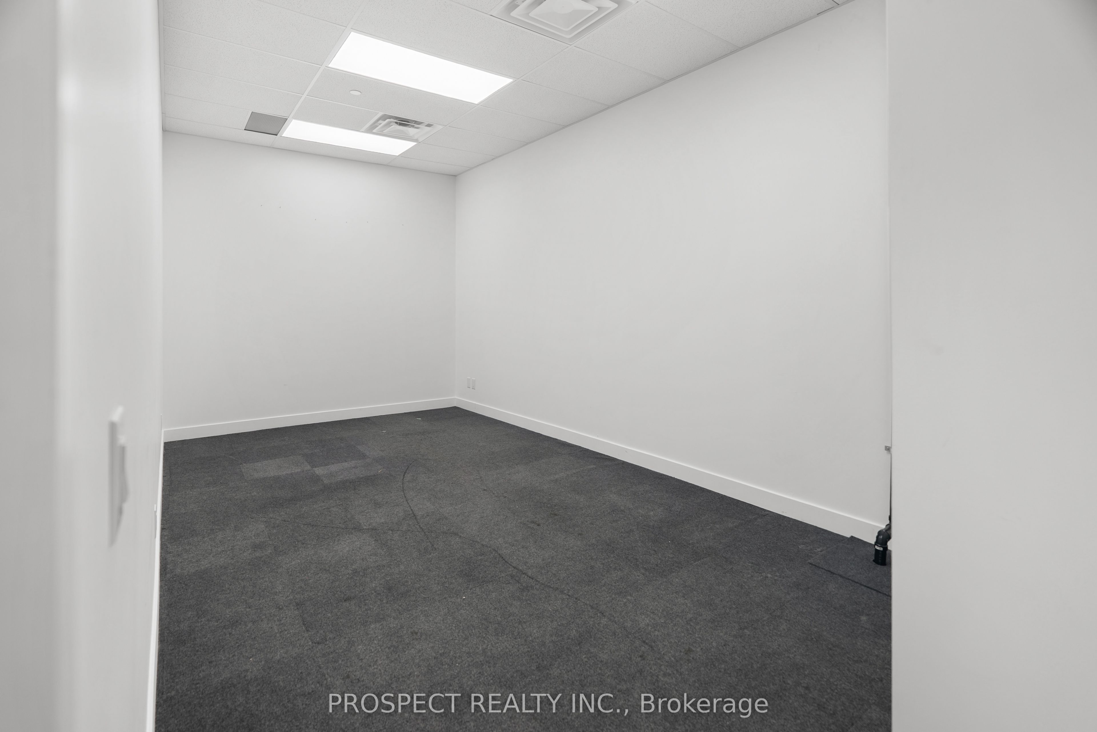 4000 Steeles Avenue W 44 D & F Property Photo 5