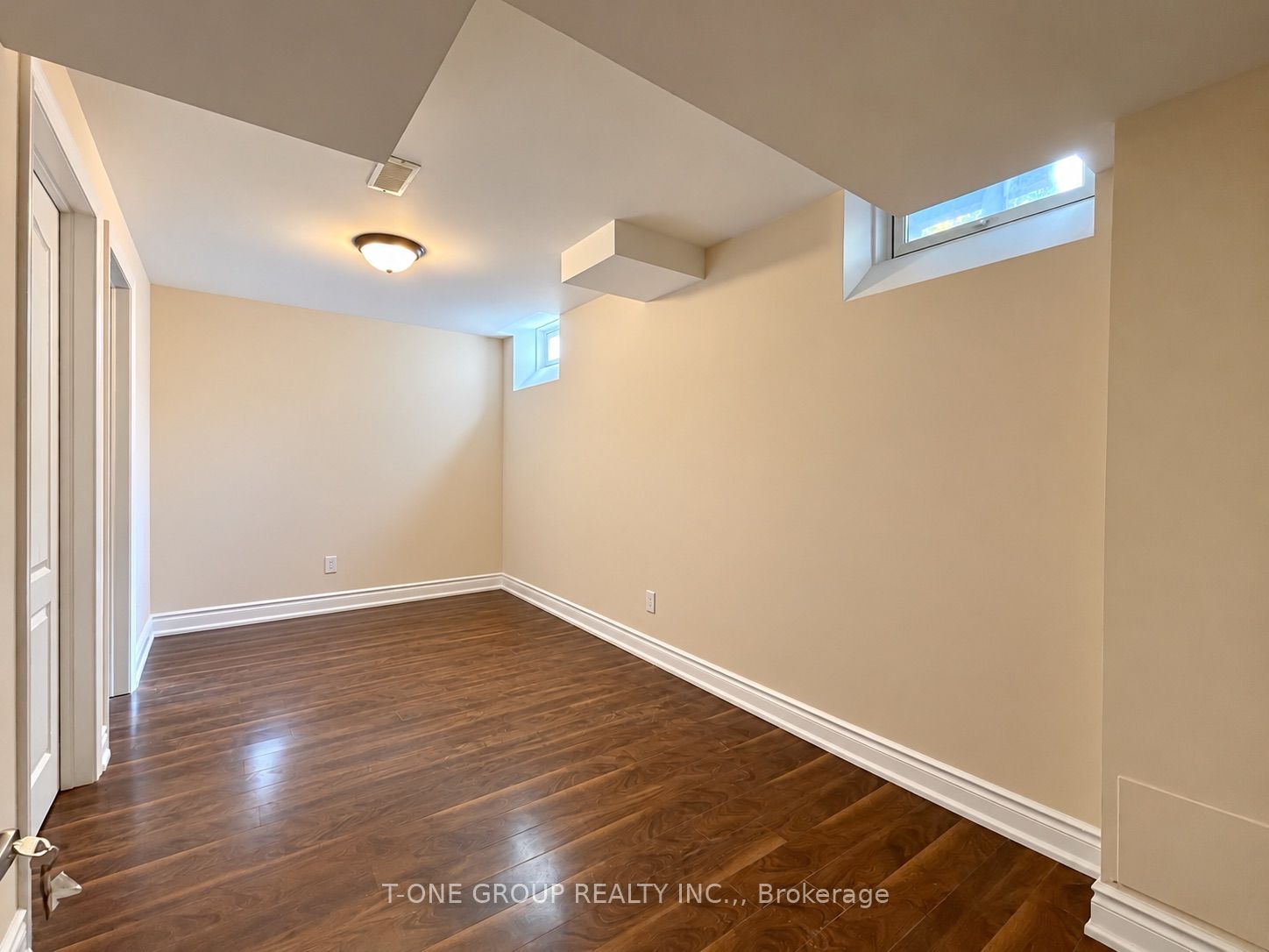 35 Valemount Way Lower Property Photo 8