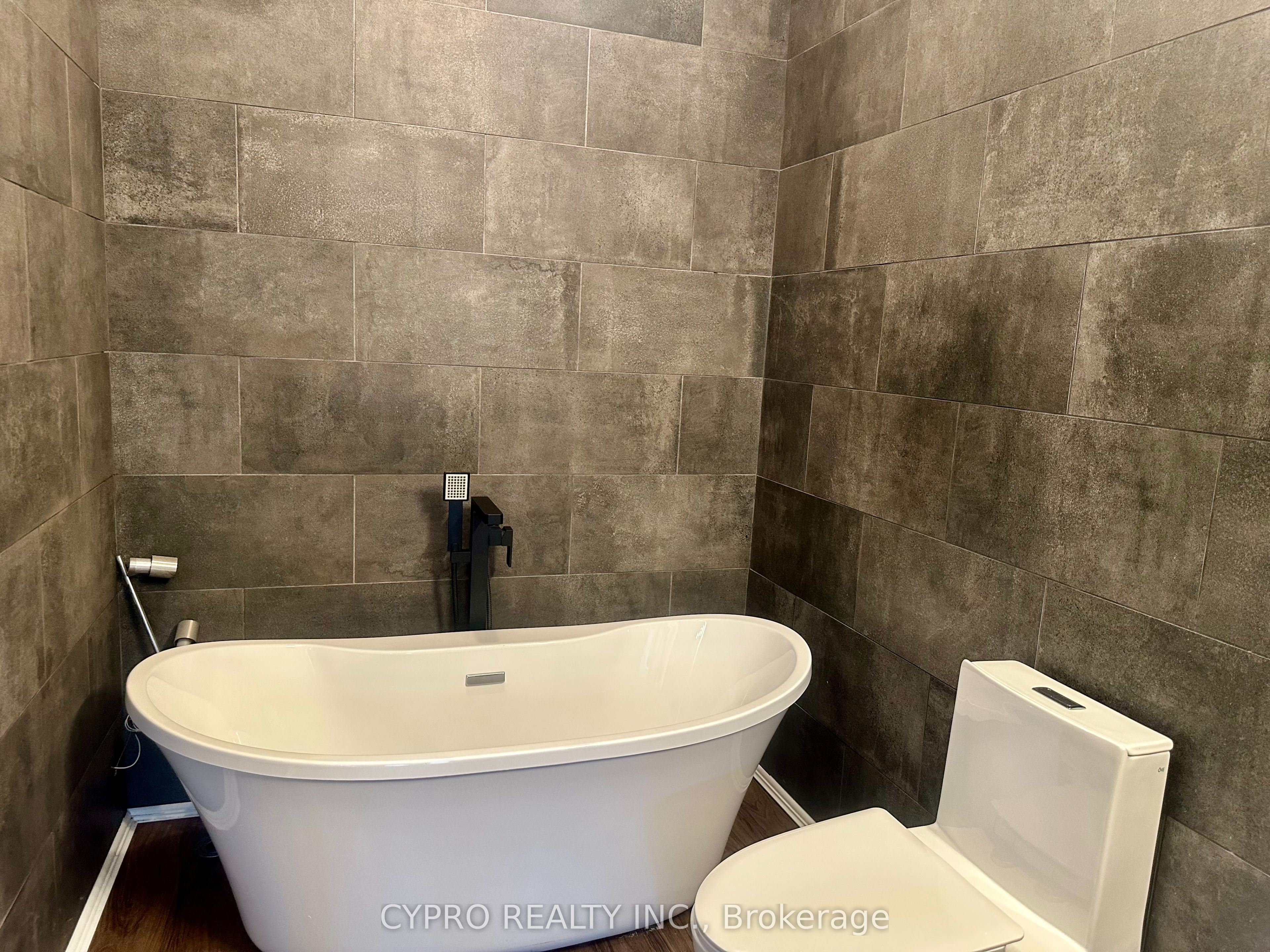 141 King William Crescent Property Photo 12