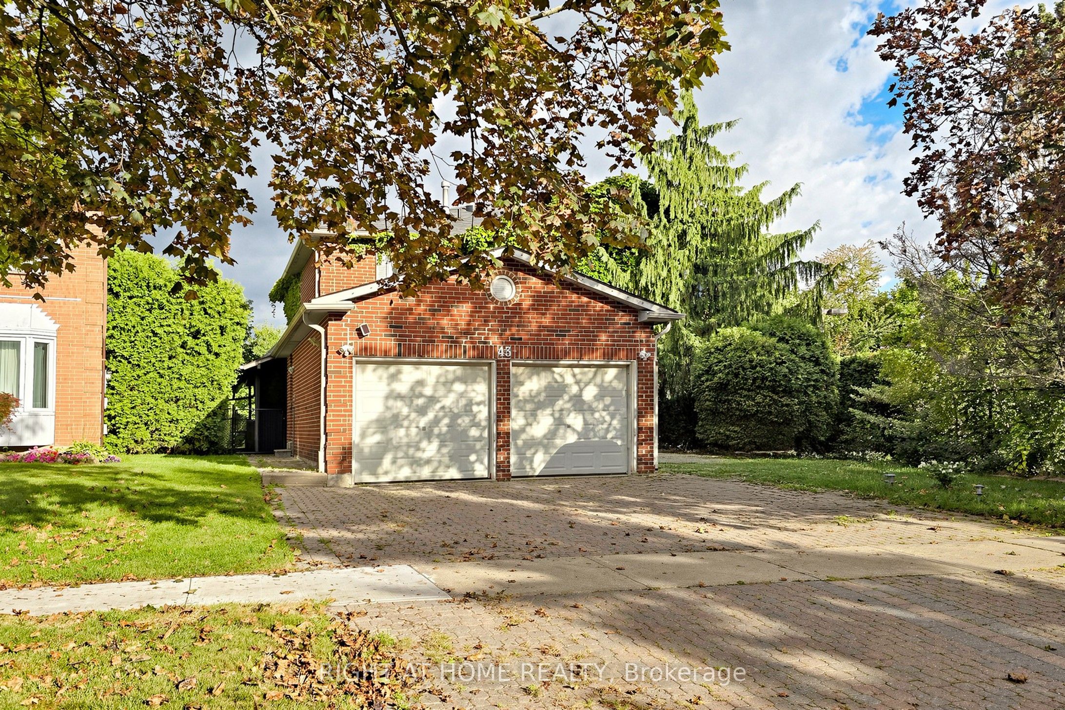 43 Topham Crescent Property Photo 3