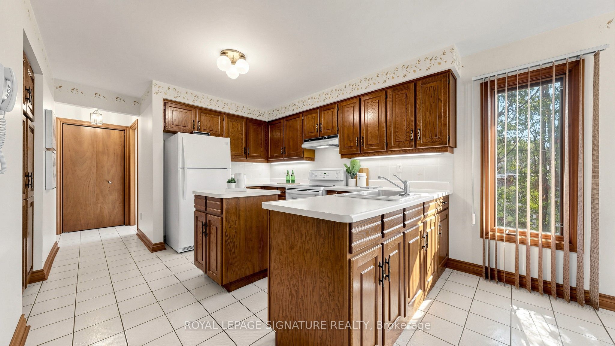 8 Royal Garden Boulevard Property Photo 13