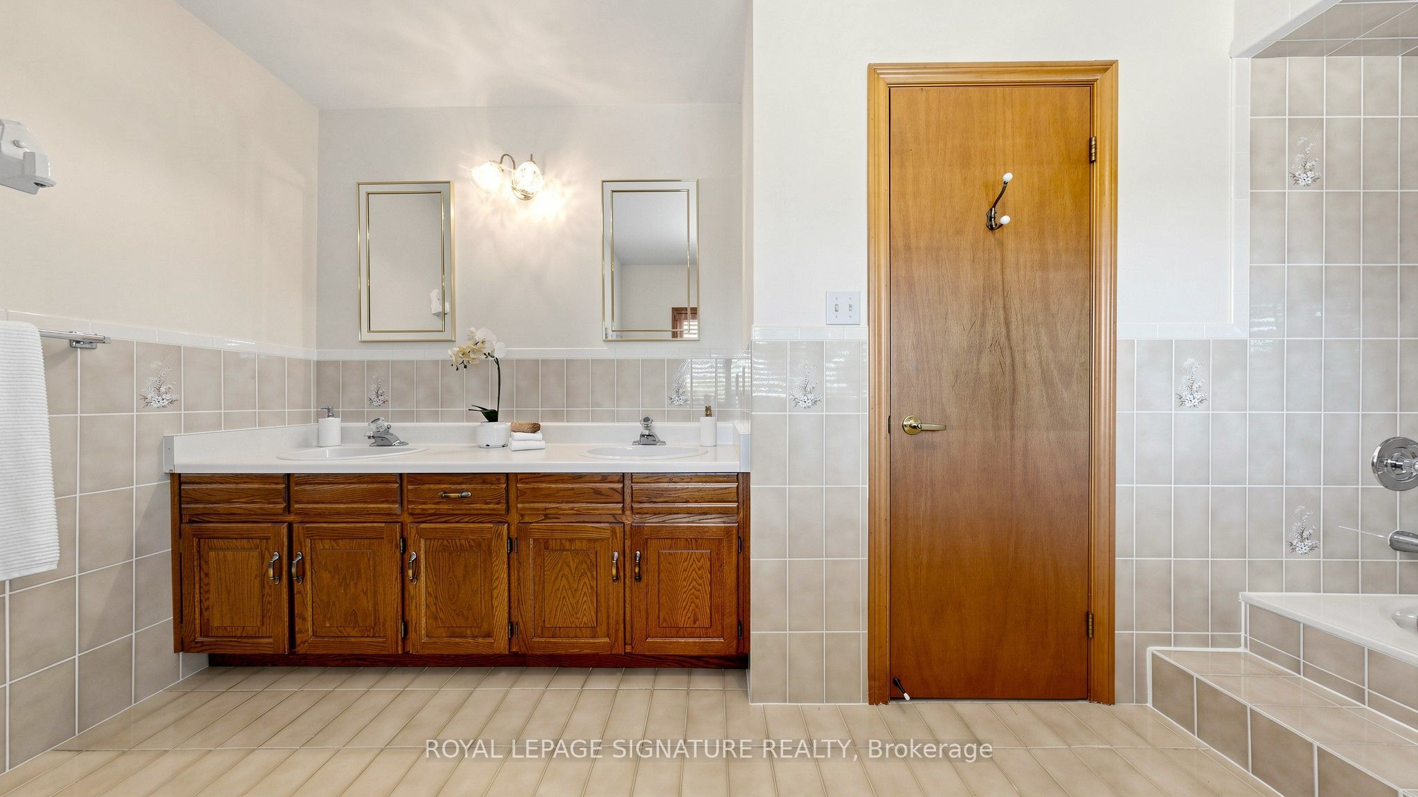8 Royal Garden Boulevard Property Photo 23