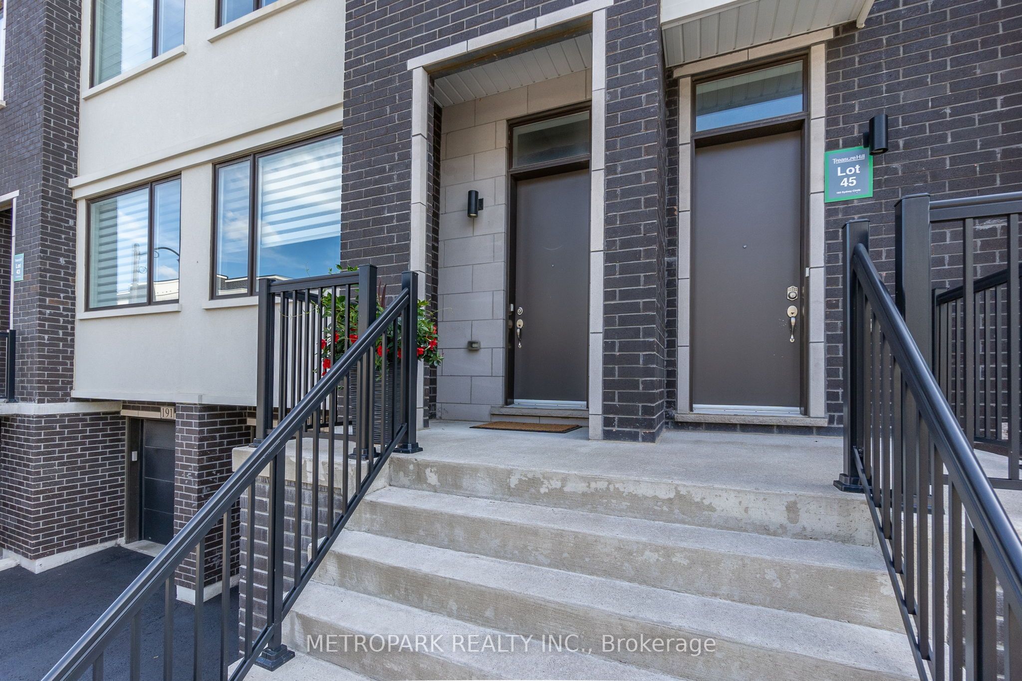 187 Sydney Circle Property Photo 3