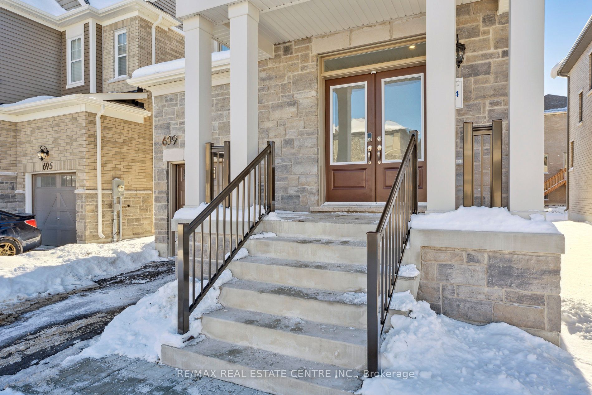 699 Newlove Street Property Photo 3