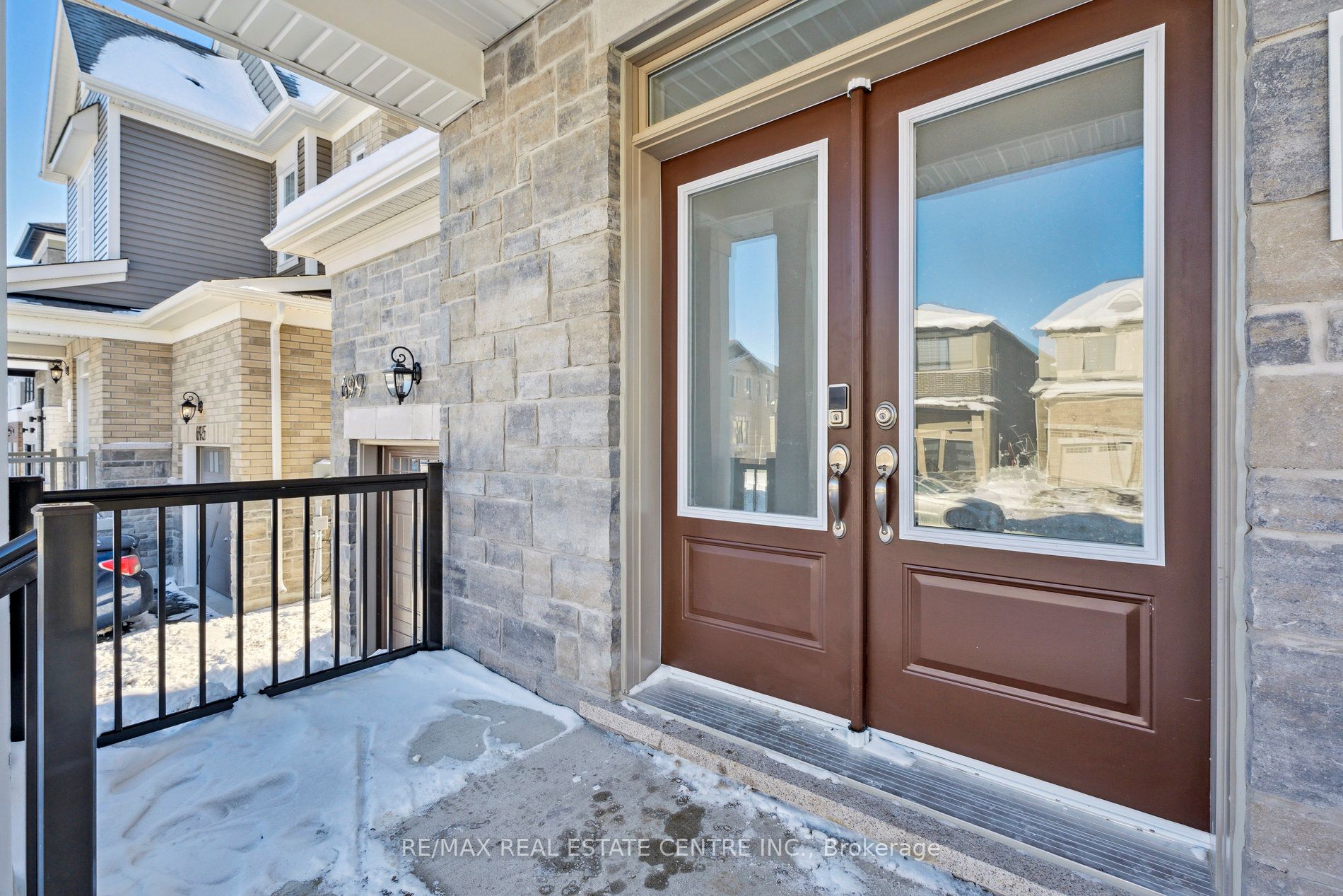 699 Newlove Street Property Photo 4