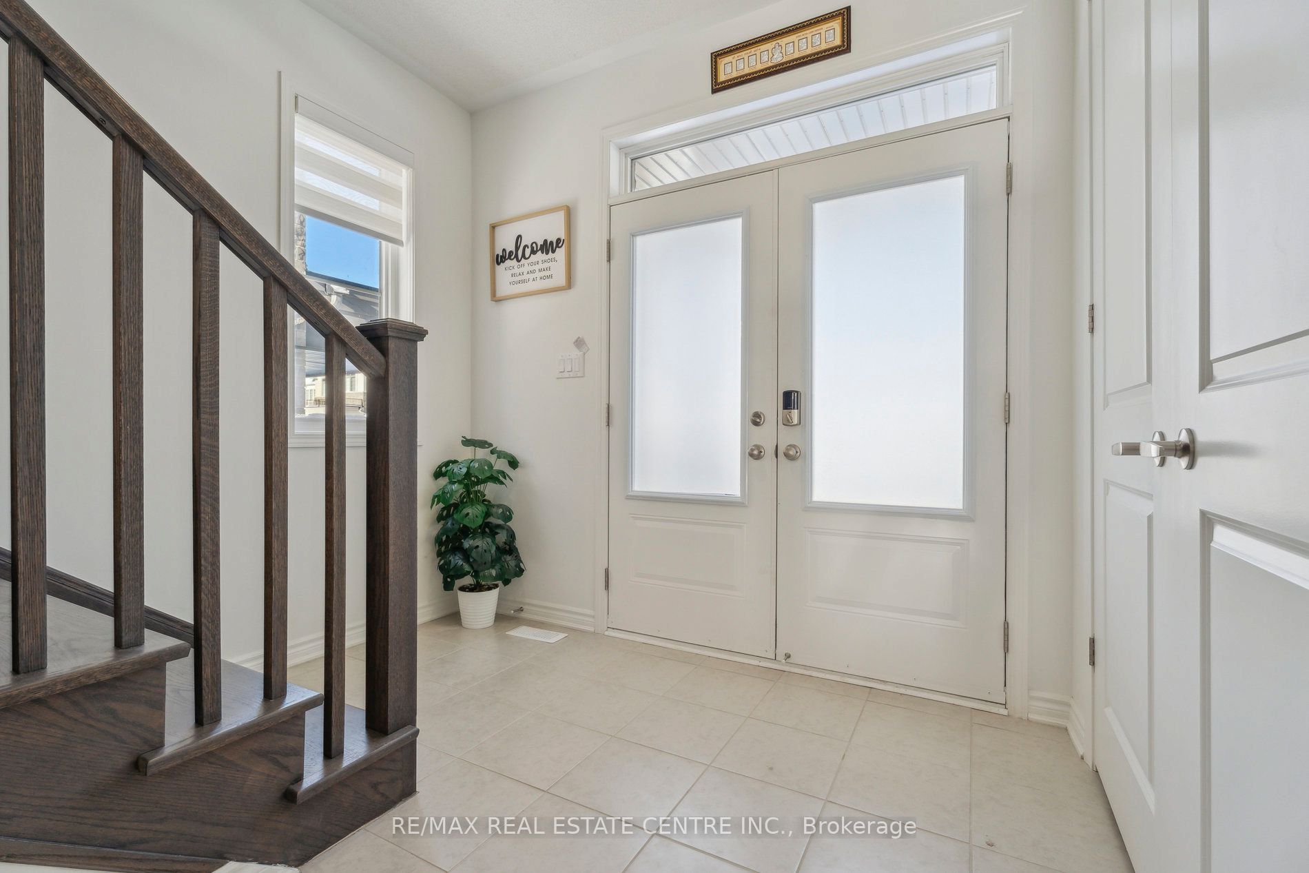 699 Newlove Street Property Photo 5