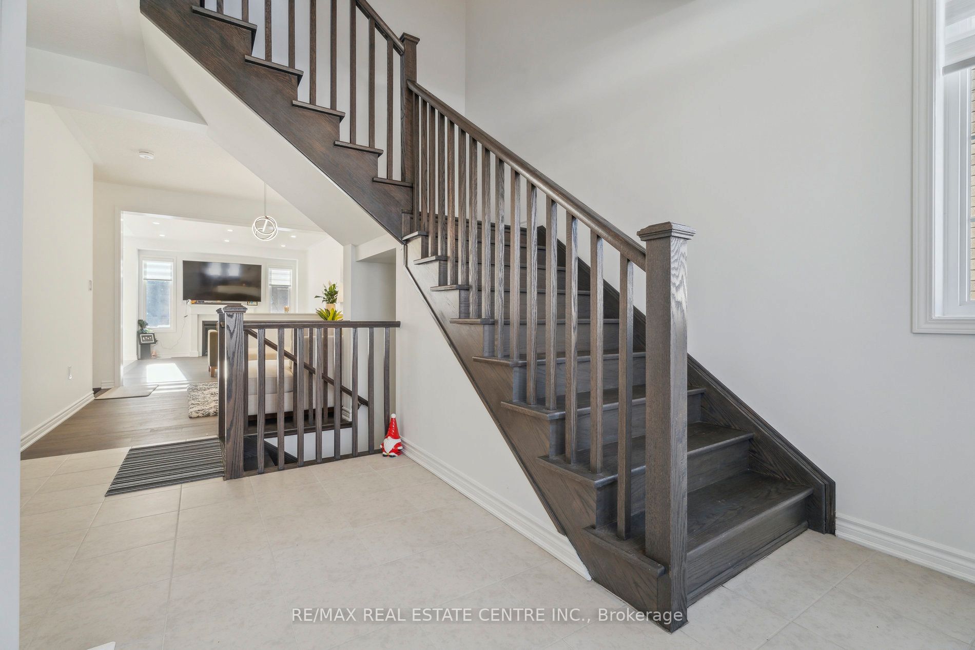 699 Newlove Street Property Photo 6