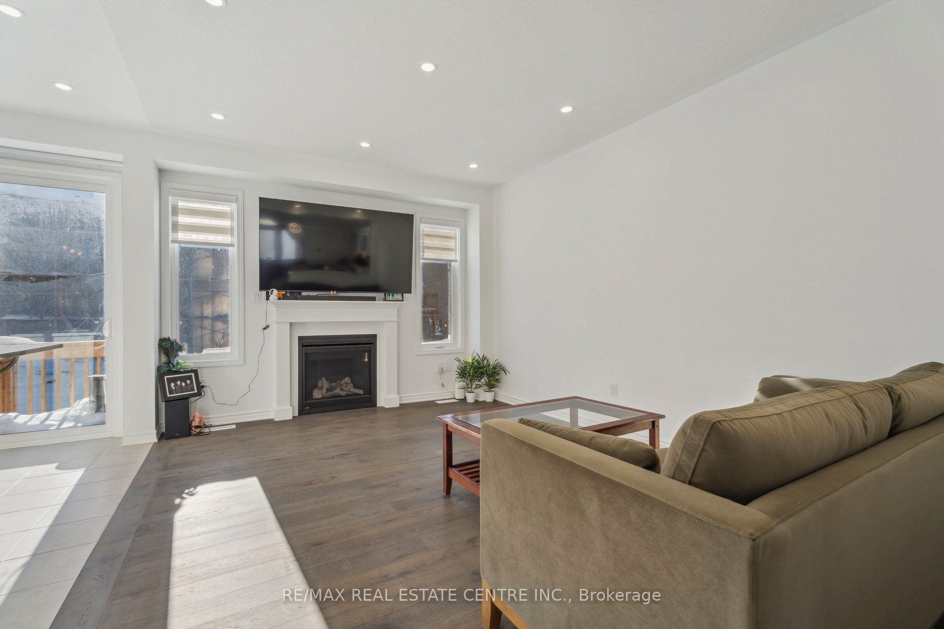 699 Newlove Street Property Photo 10
