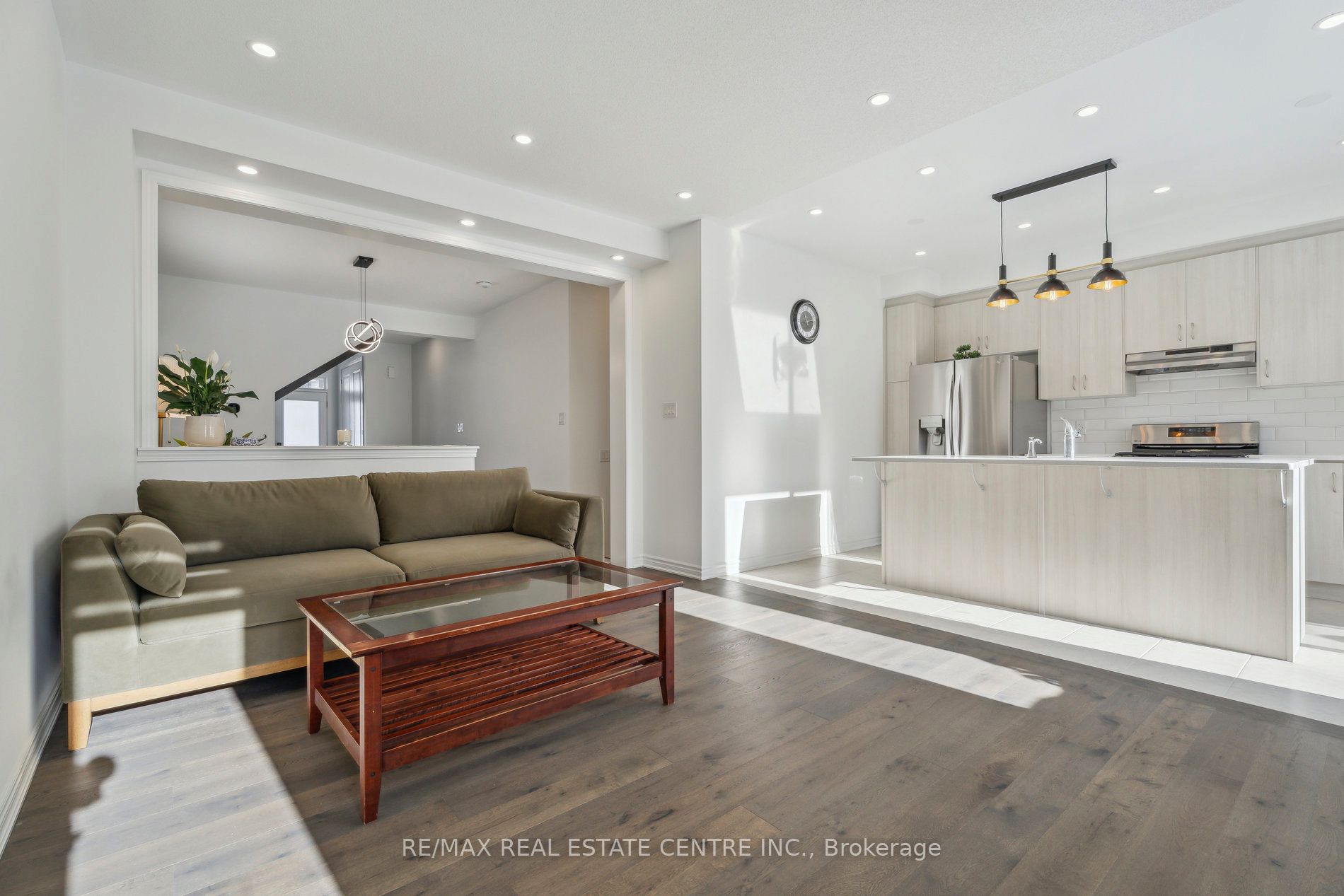699 Newlove Street Property Photo 11