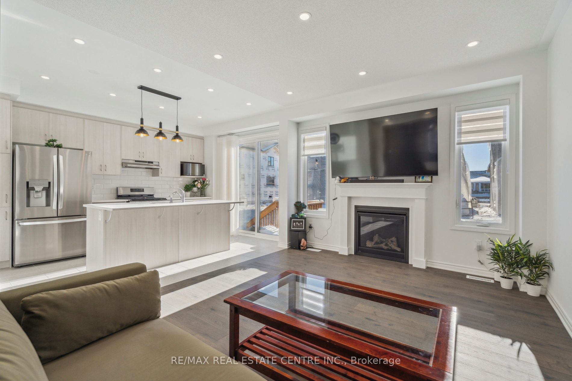 699 Newlove Street Property Photo 12