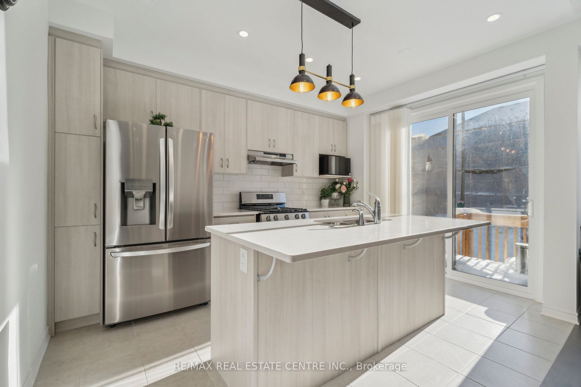 699 Newlove Street Property Photo 14