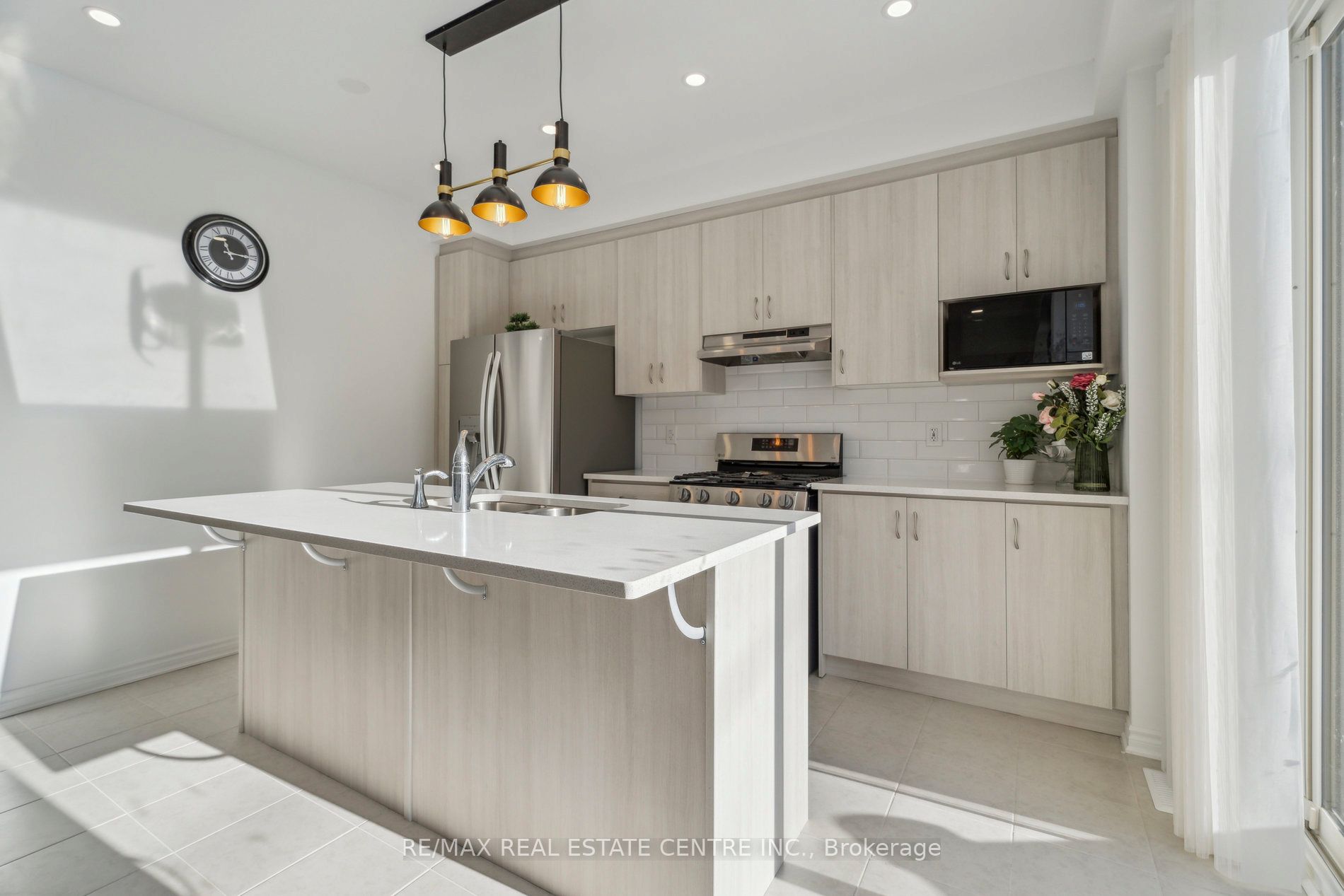 699 Newlove Street Property Photo 15