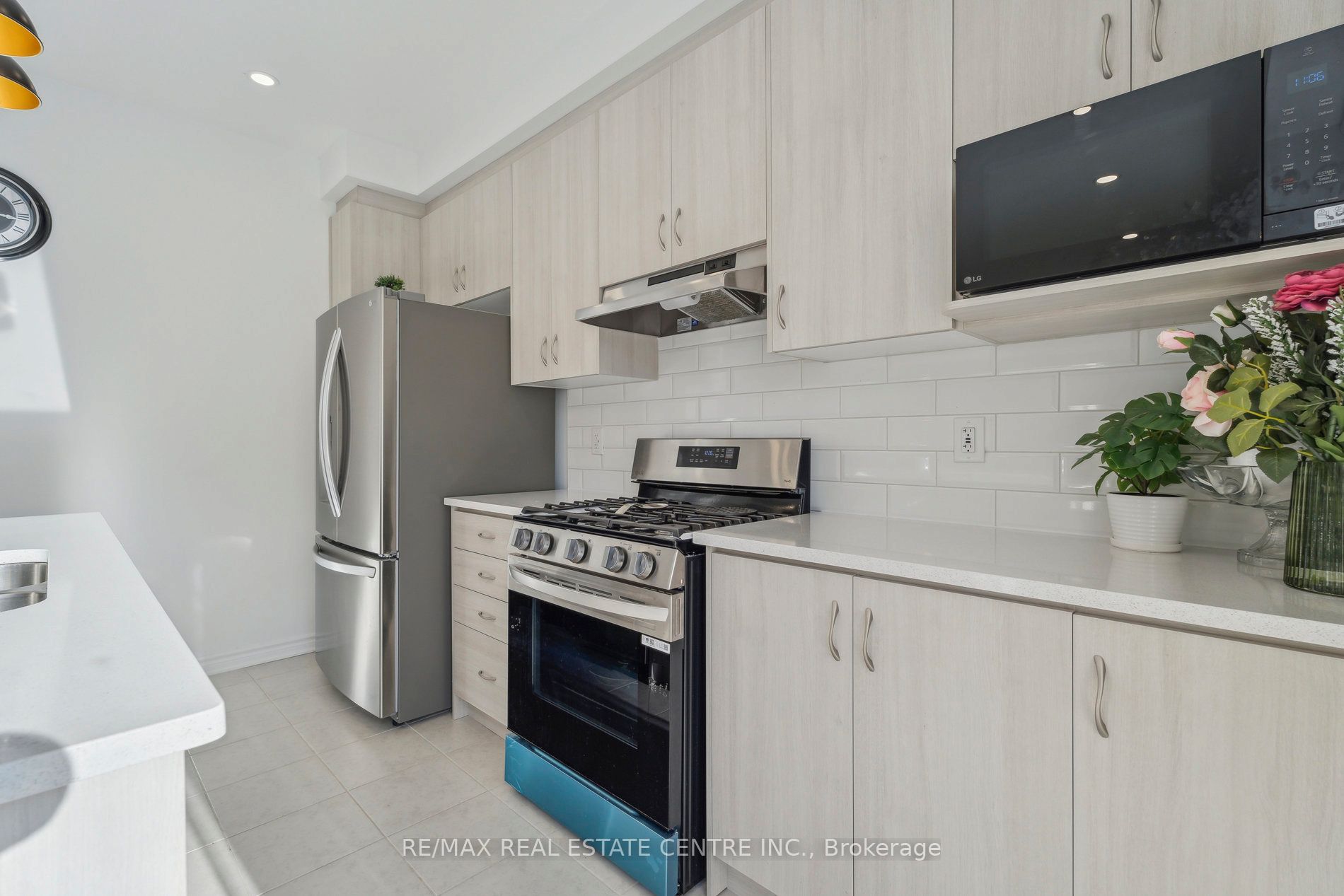 699 Newlove Street Property Photo 16