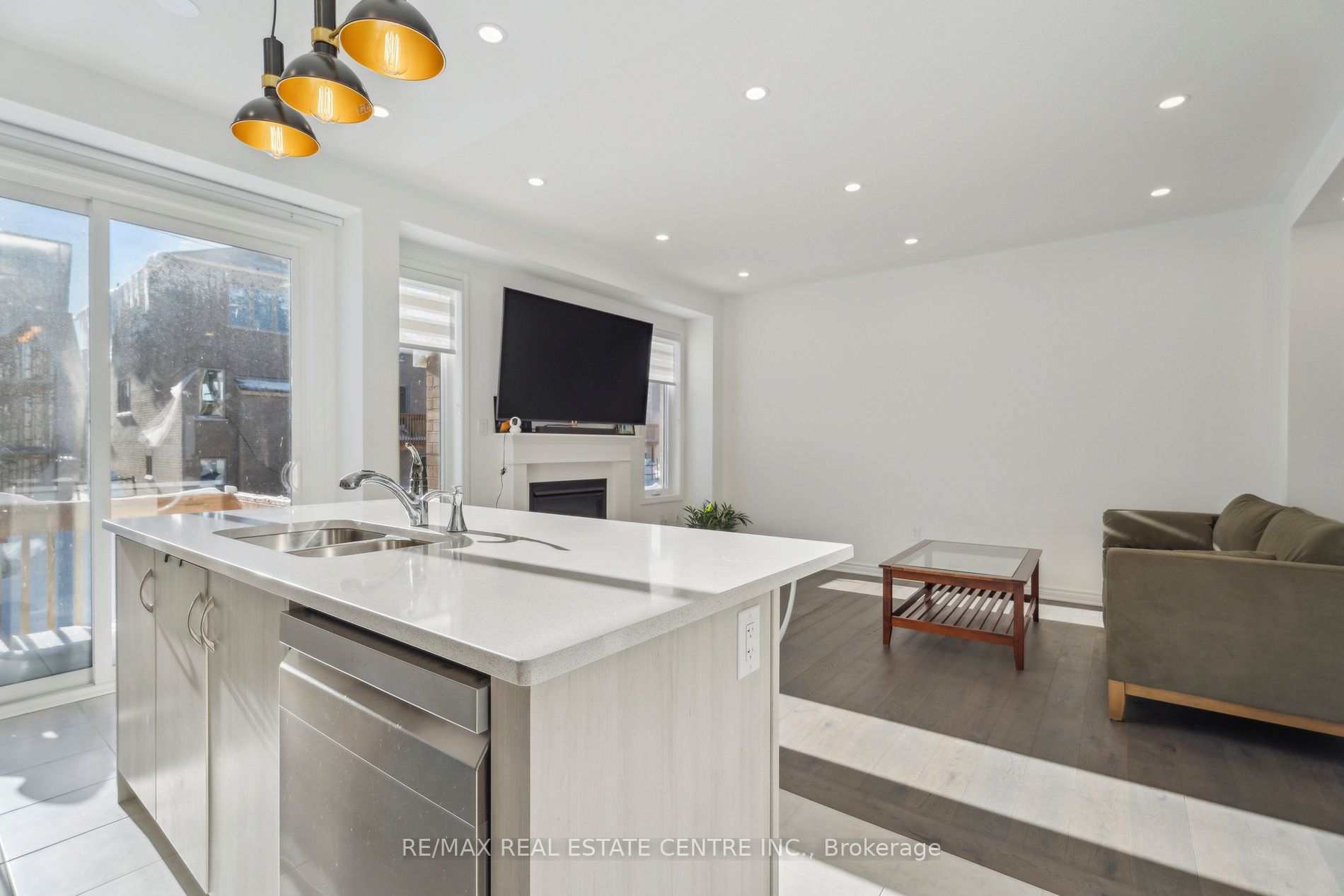 699 Newlove Street Property Photo 17
