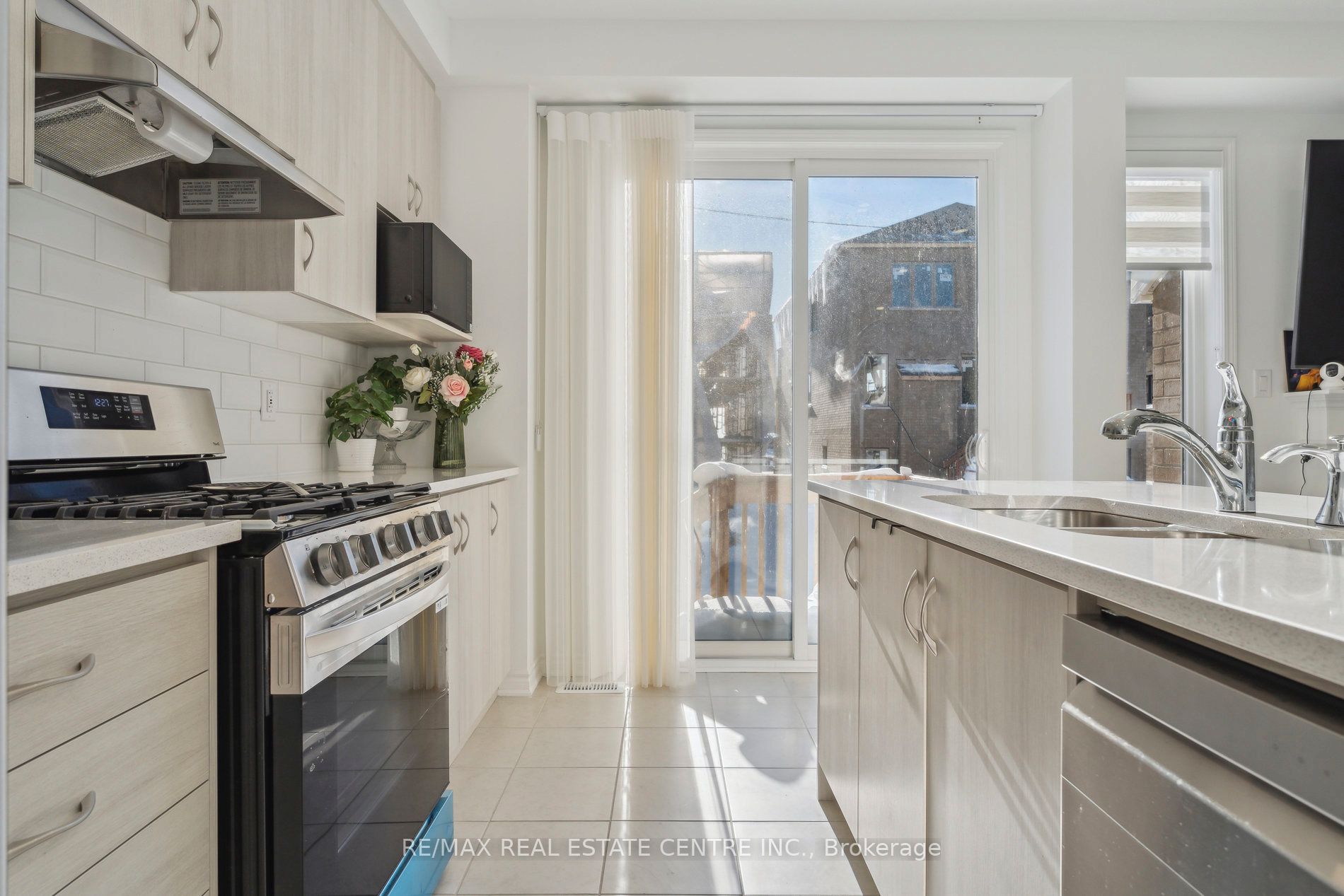 699 Newlove Street Property Photo 18
