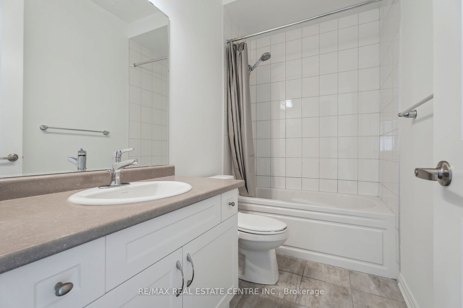 699 Newlove Street Property Photo 24