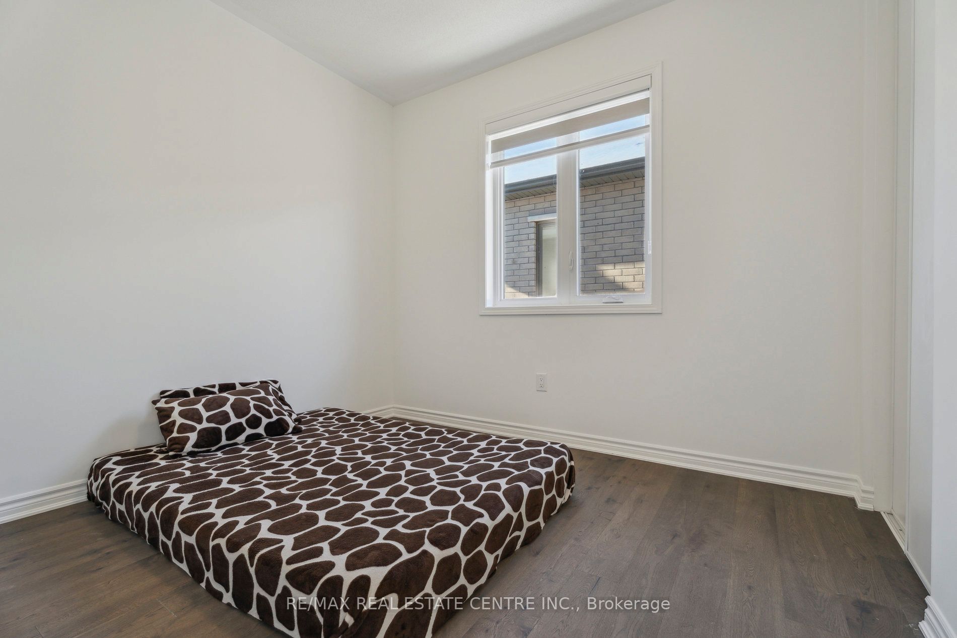 699 Newlove Street Property Photo 25