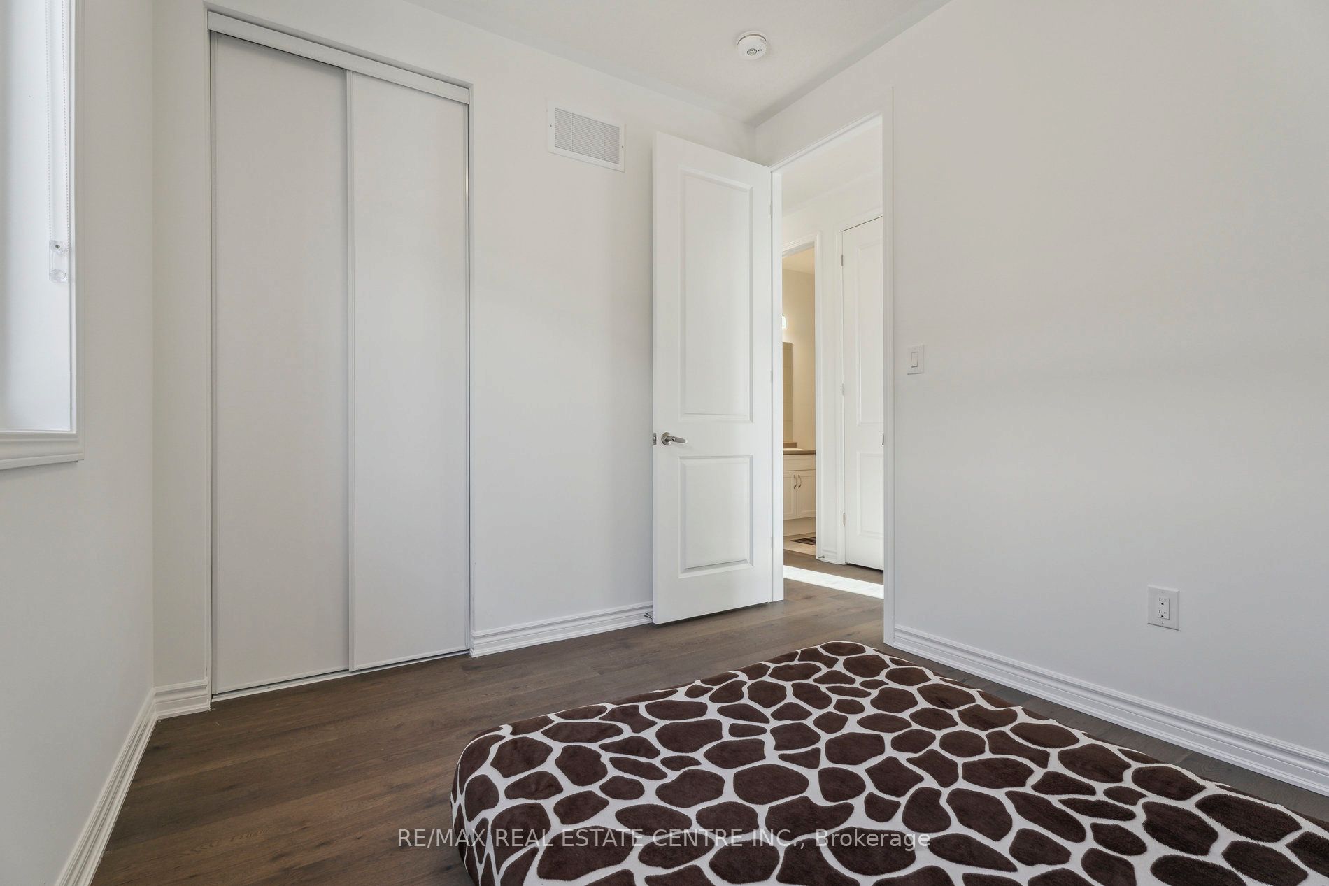 699 Newlove Street Property Photo 26