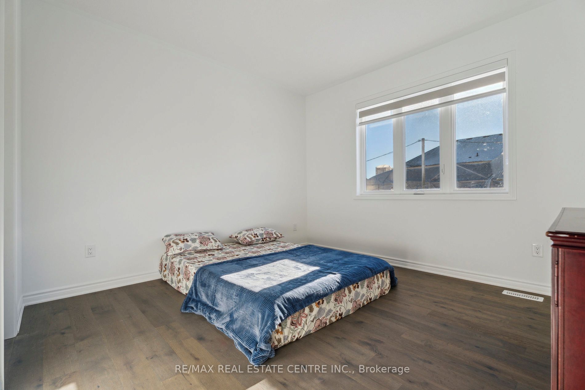 699 Newlove Street Property Photo 27