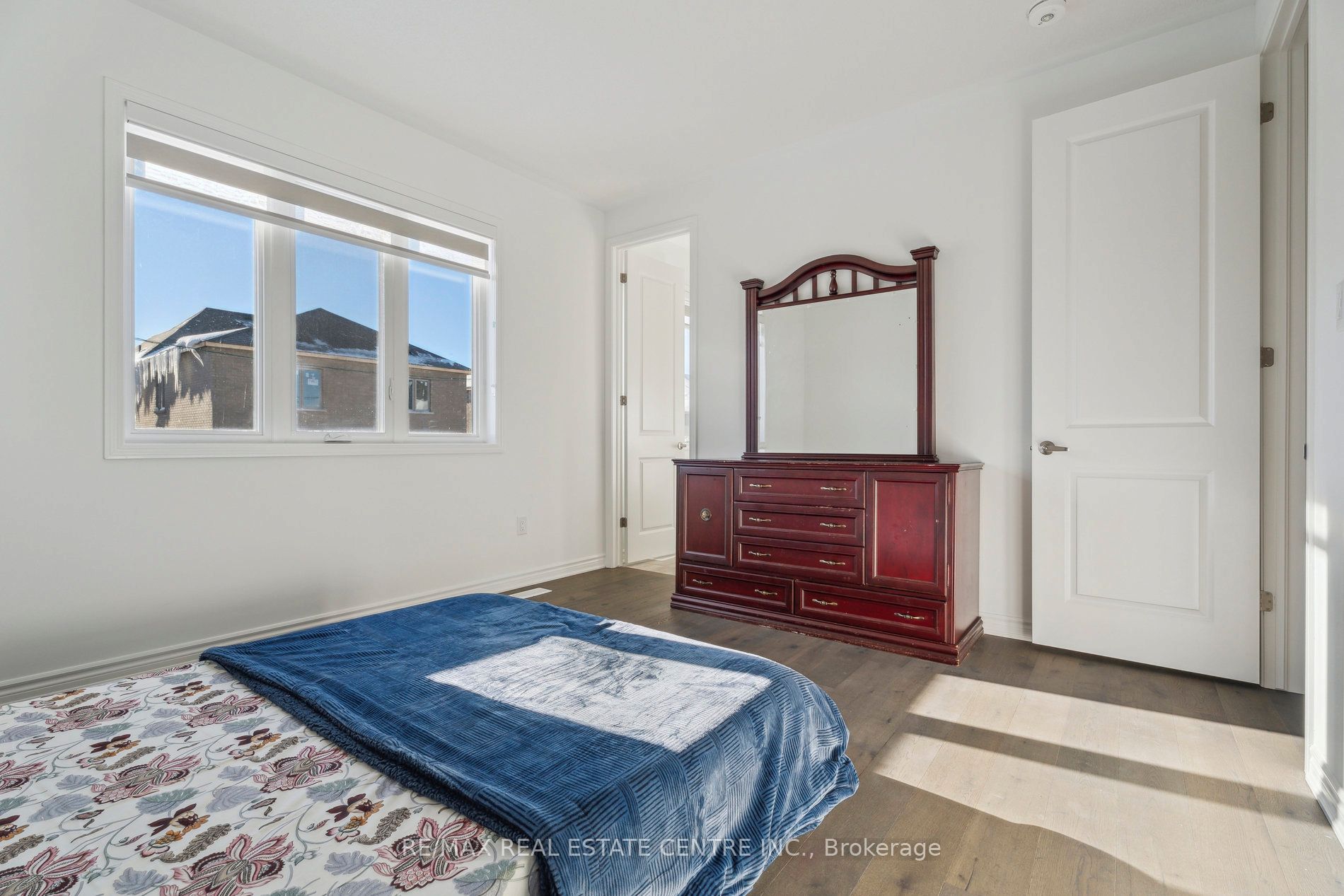 699 Newlove Street Property Photo 28