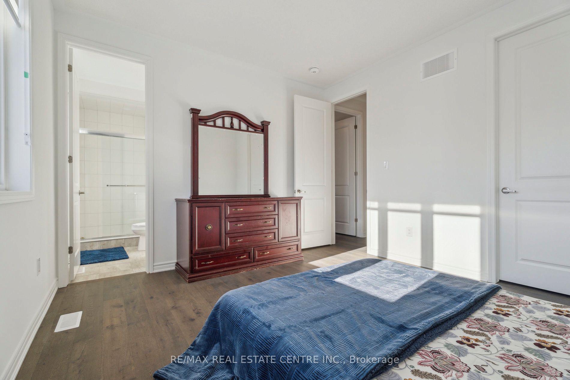 699 Newlove Street Property Photo 29