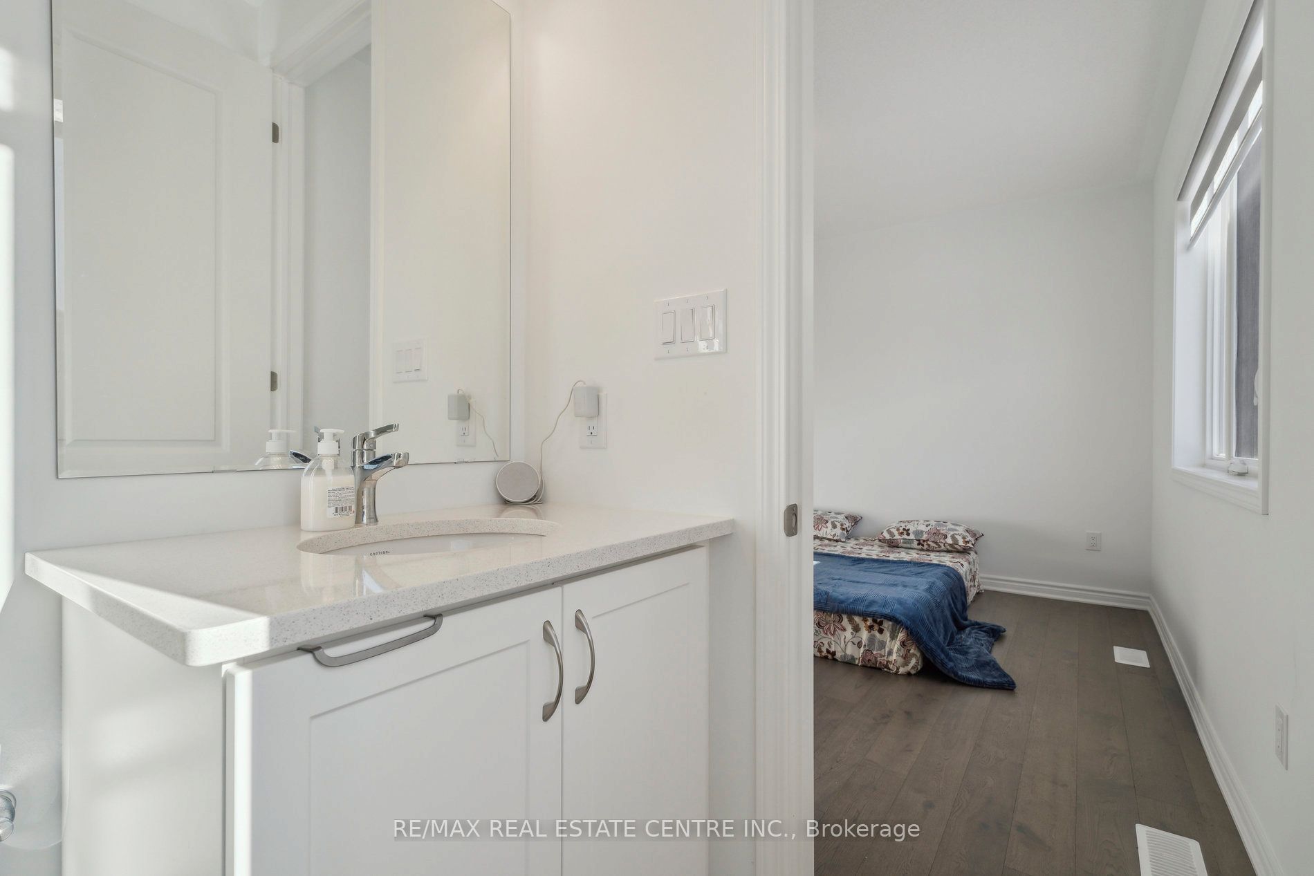 699 Newlove Street Property Photo 31