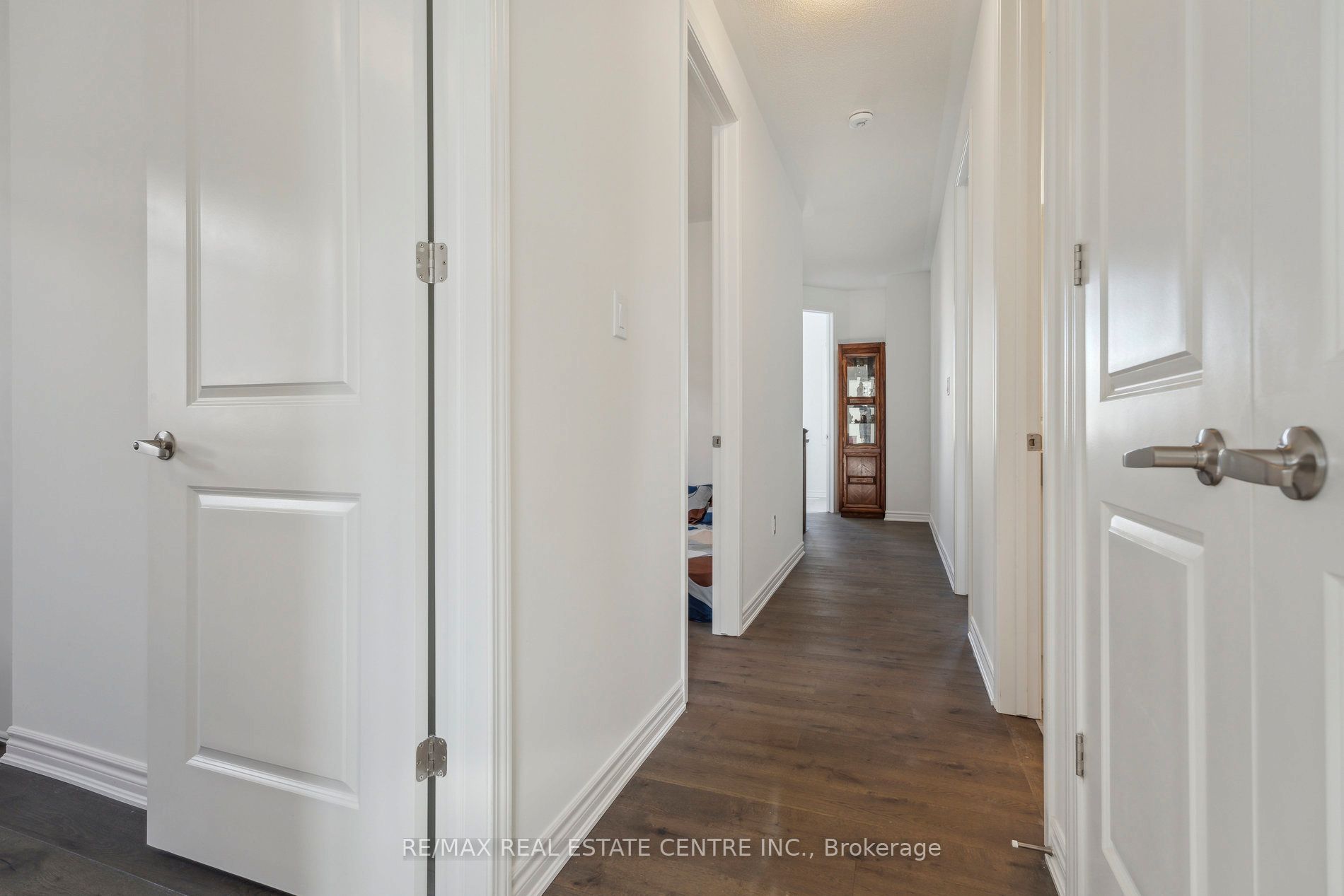 699 Newlove Street Property Photo 32