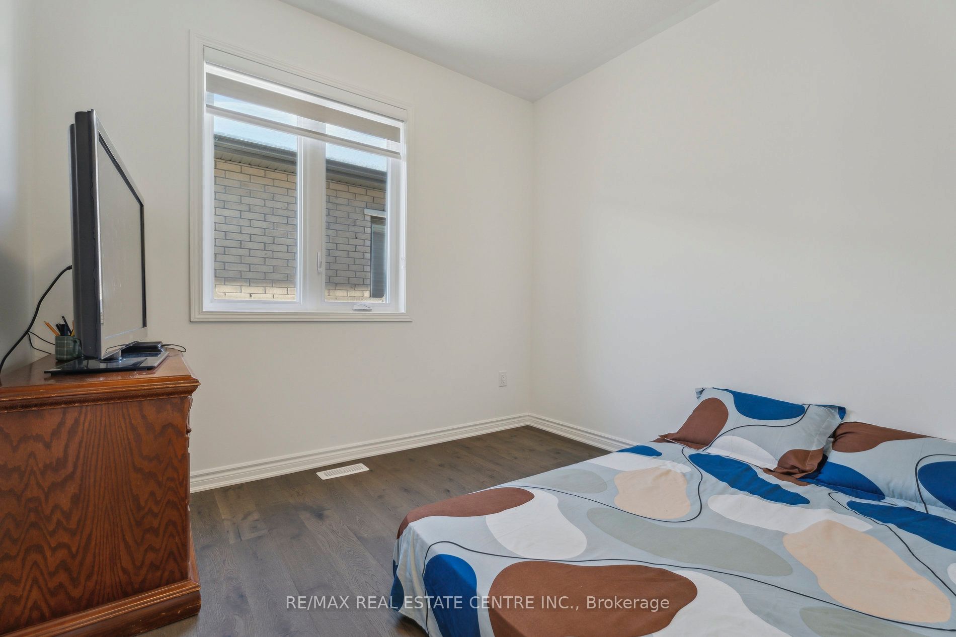 699 Newlove Street Property Photo 33