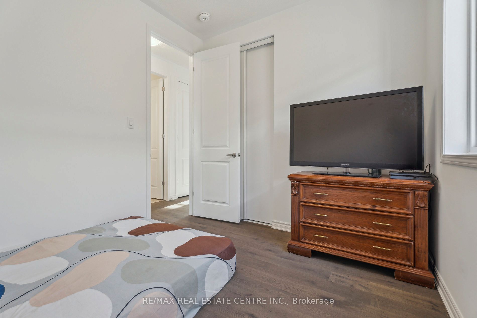 699 Newlove Street Property Photo 34