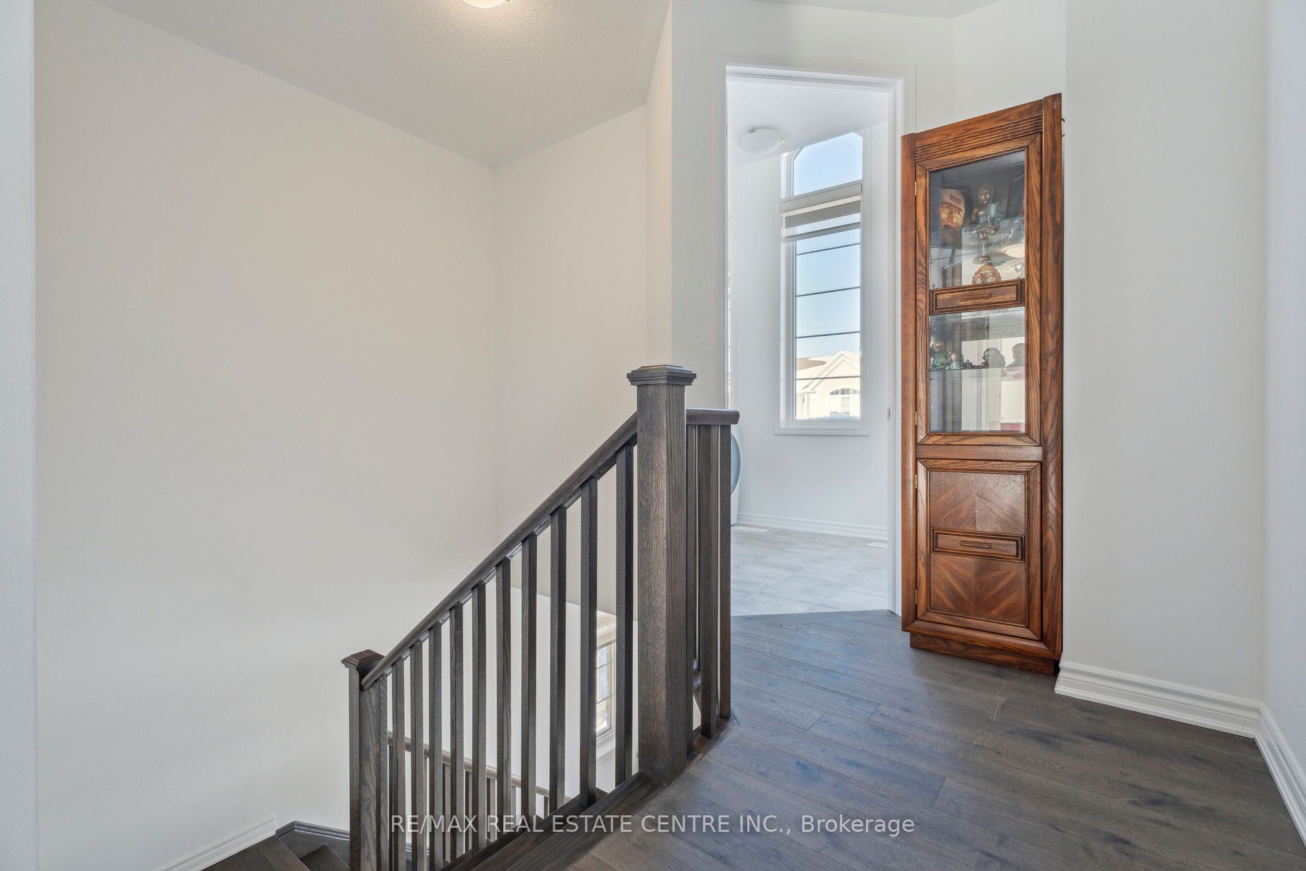 699 Newlove Street Property Photo 35