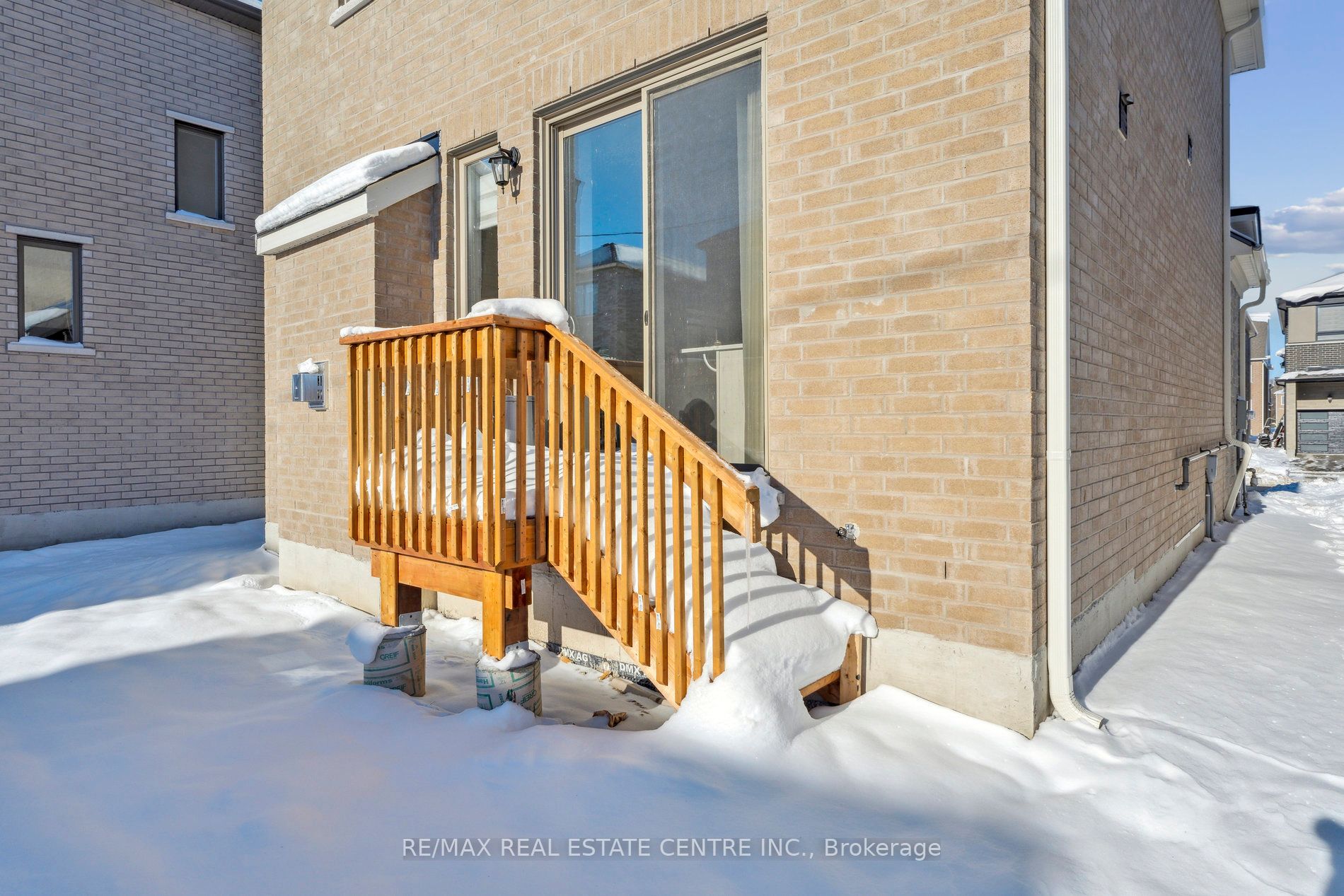 699 Newlove Street Property Photo 40