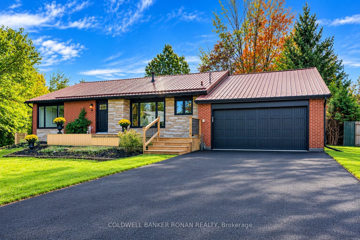 4411 7th Line Property Photo 1