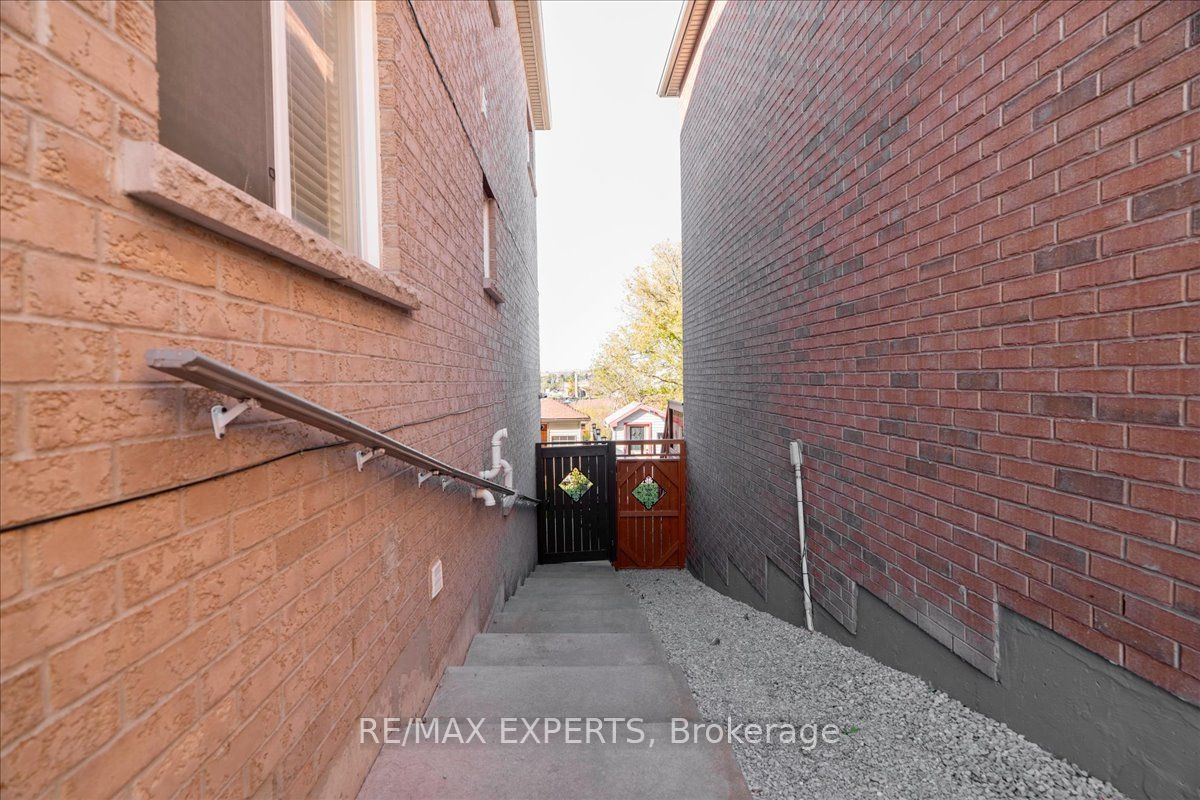 147 Armstrong Crescent Property Photo 38