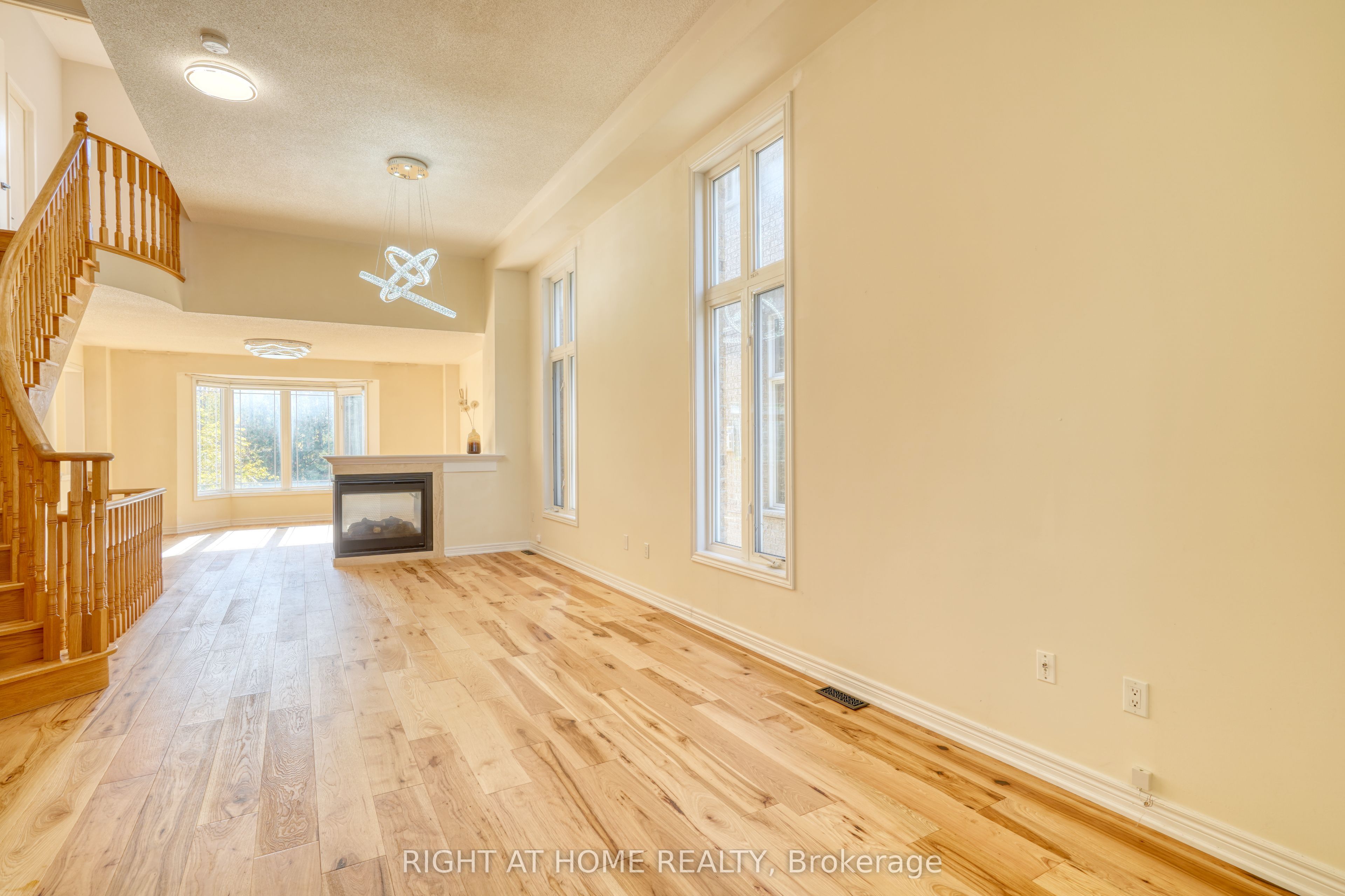 171 Maurier Boulevard Property Photo 4