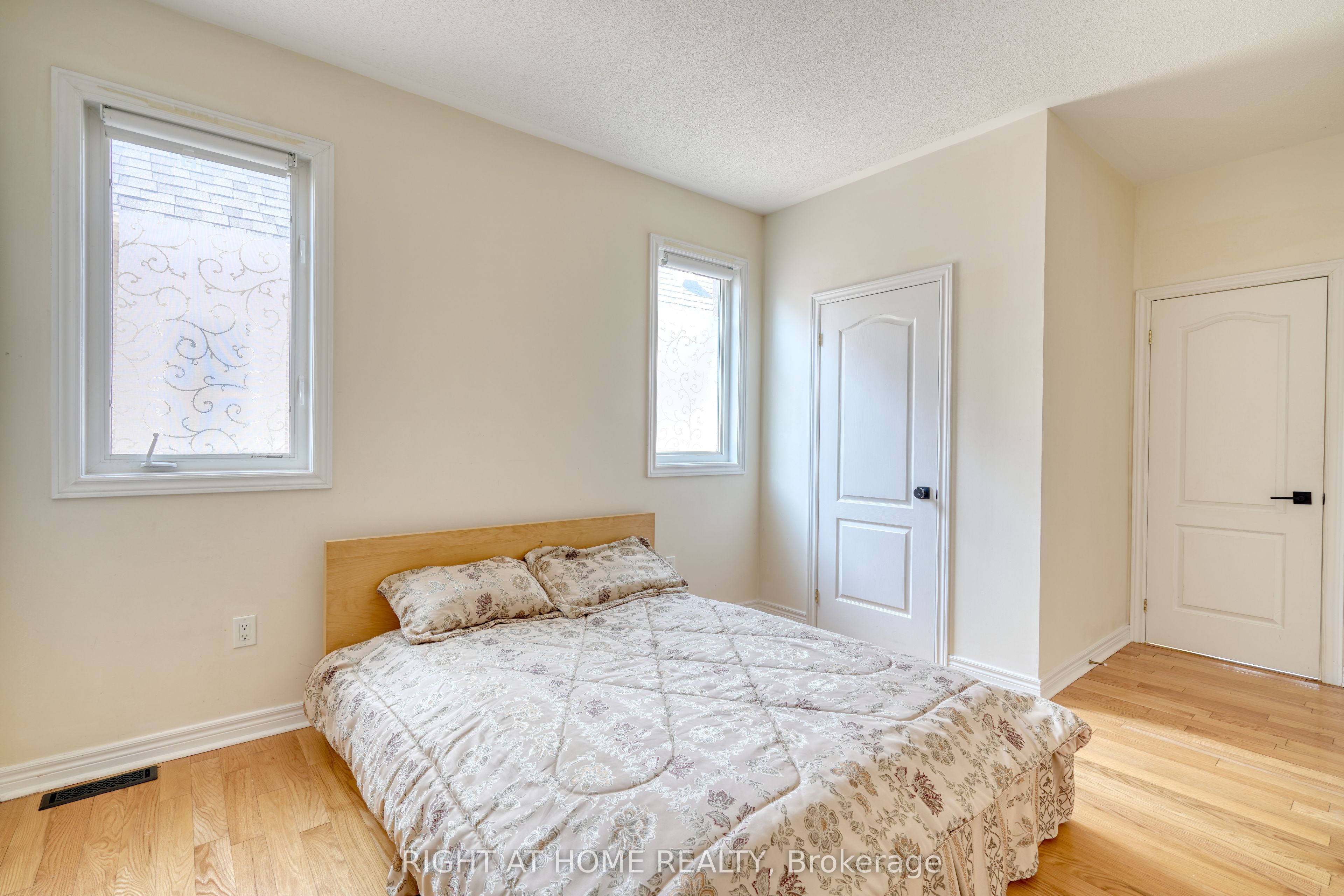 171 Maurier Boulevard Property Photo 32