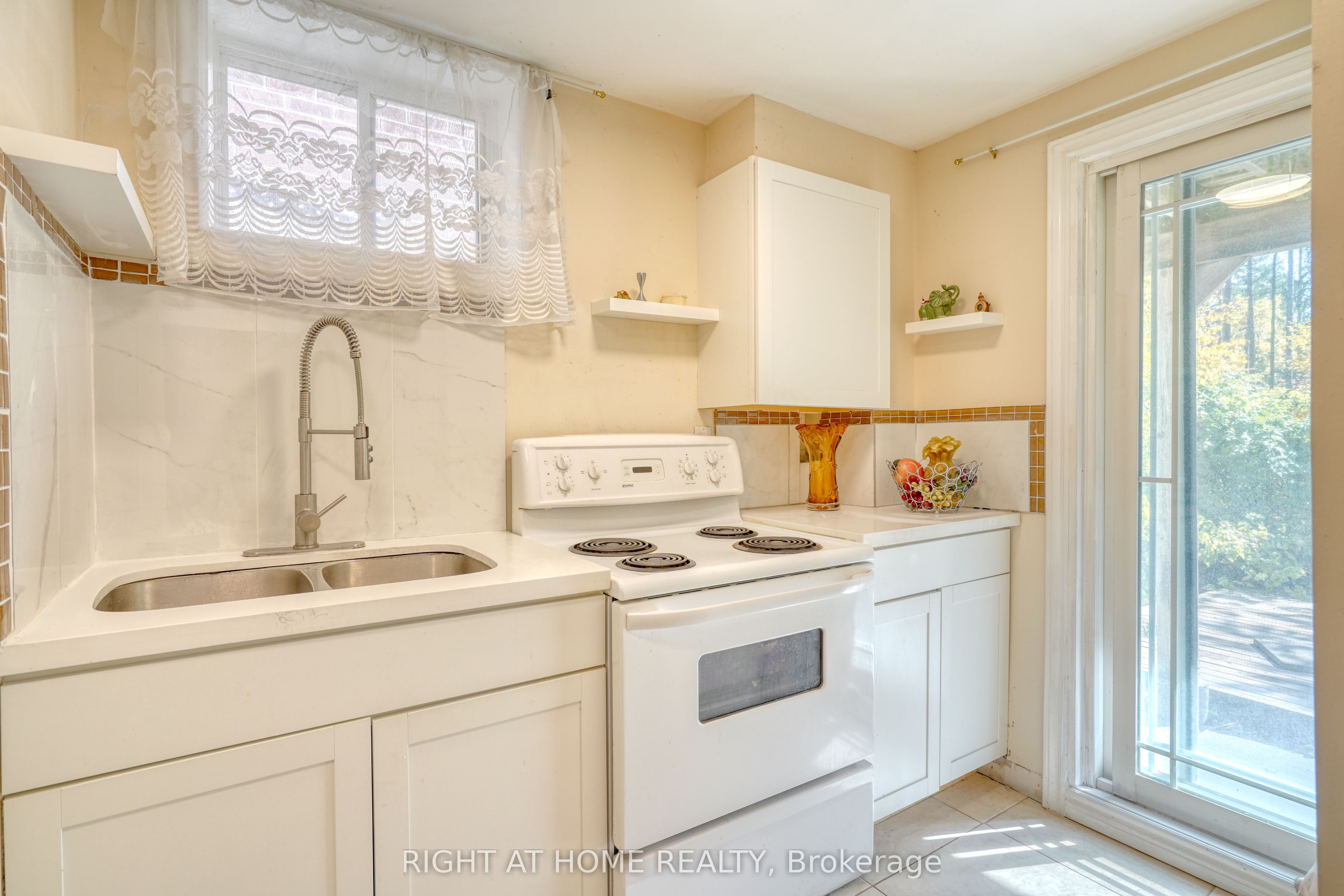 171 Maurier Boulevard Property Photo 43