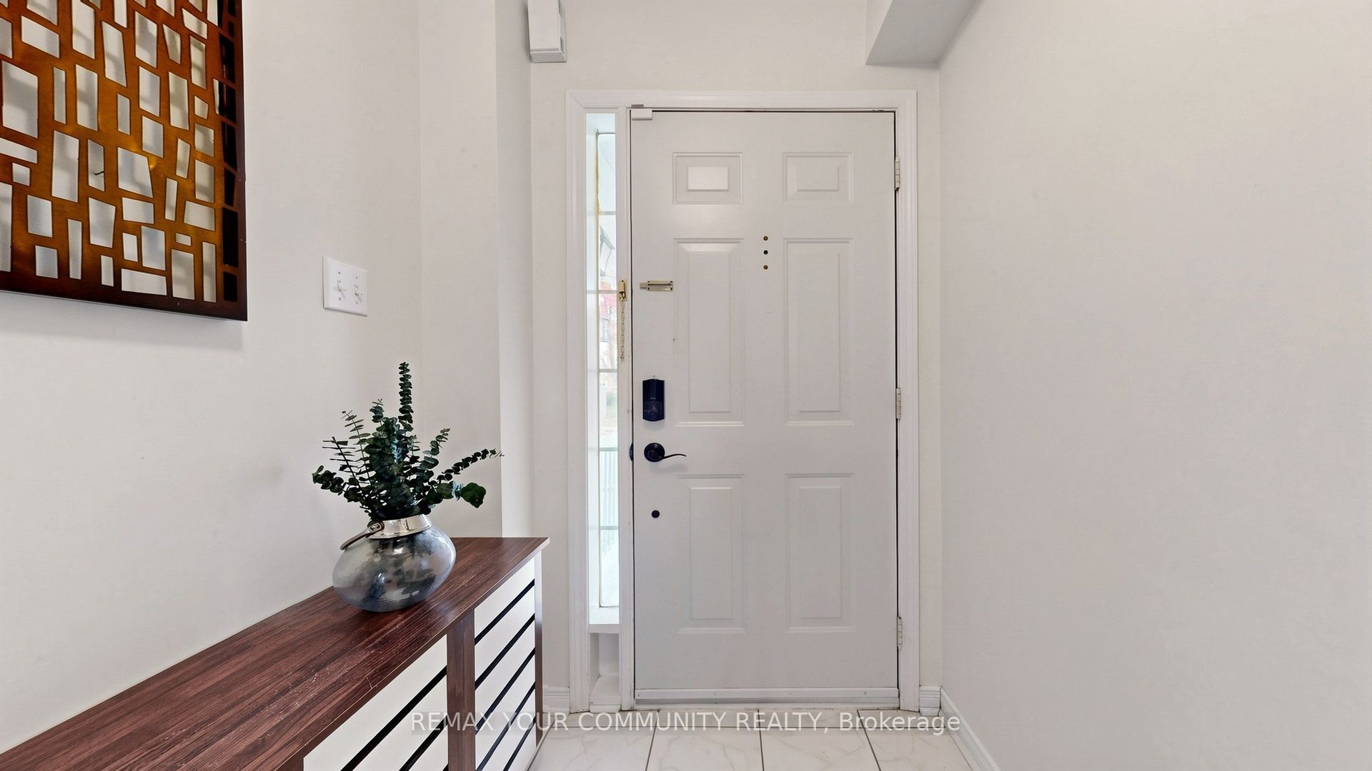 79 Red River Crescent Property Photo 4