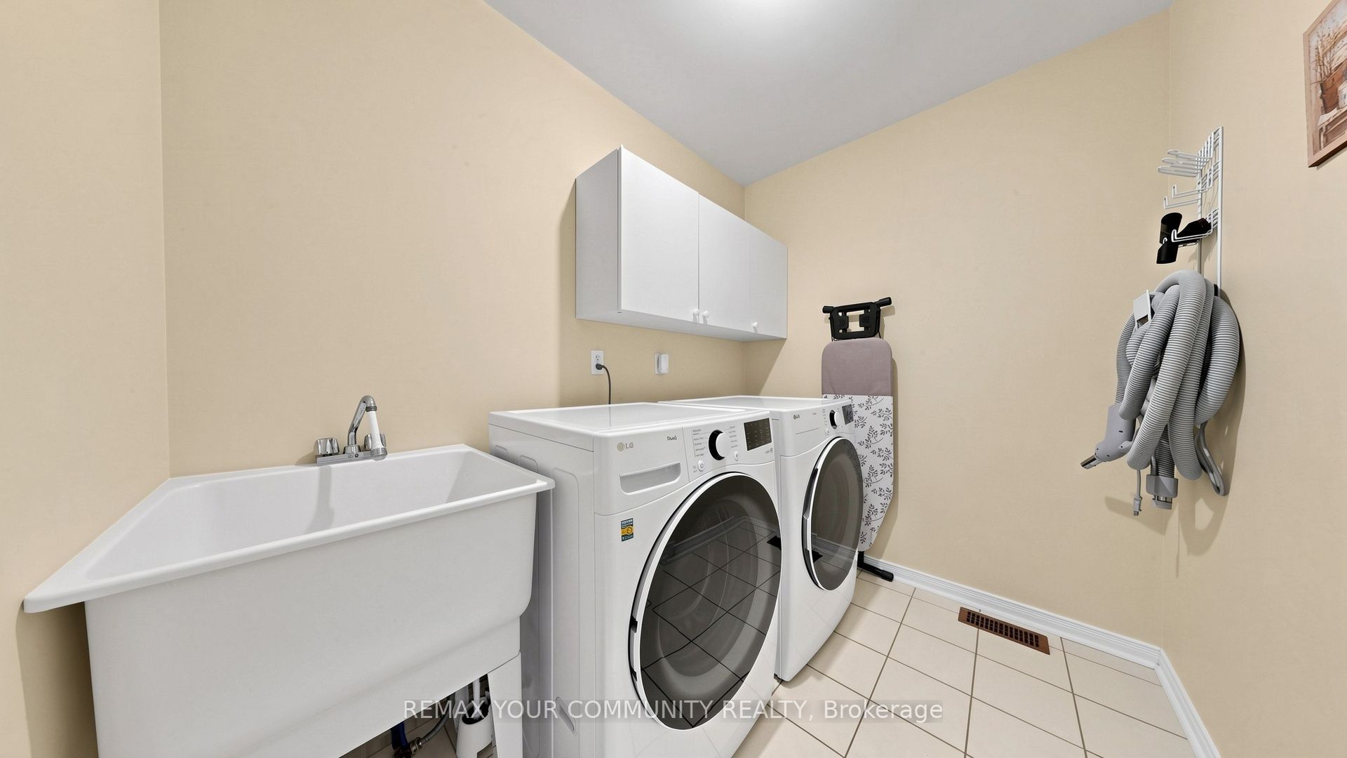 79 Red River Crescent Property Photo 34