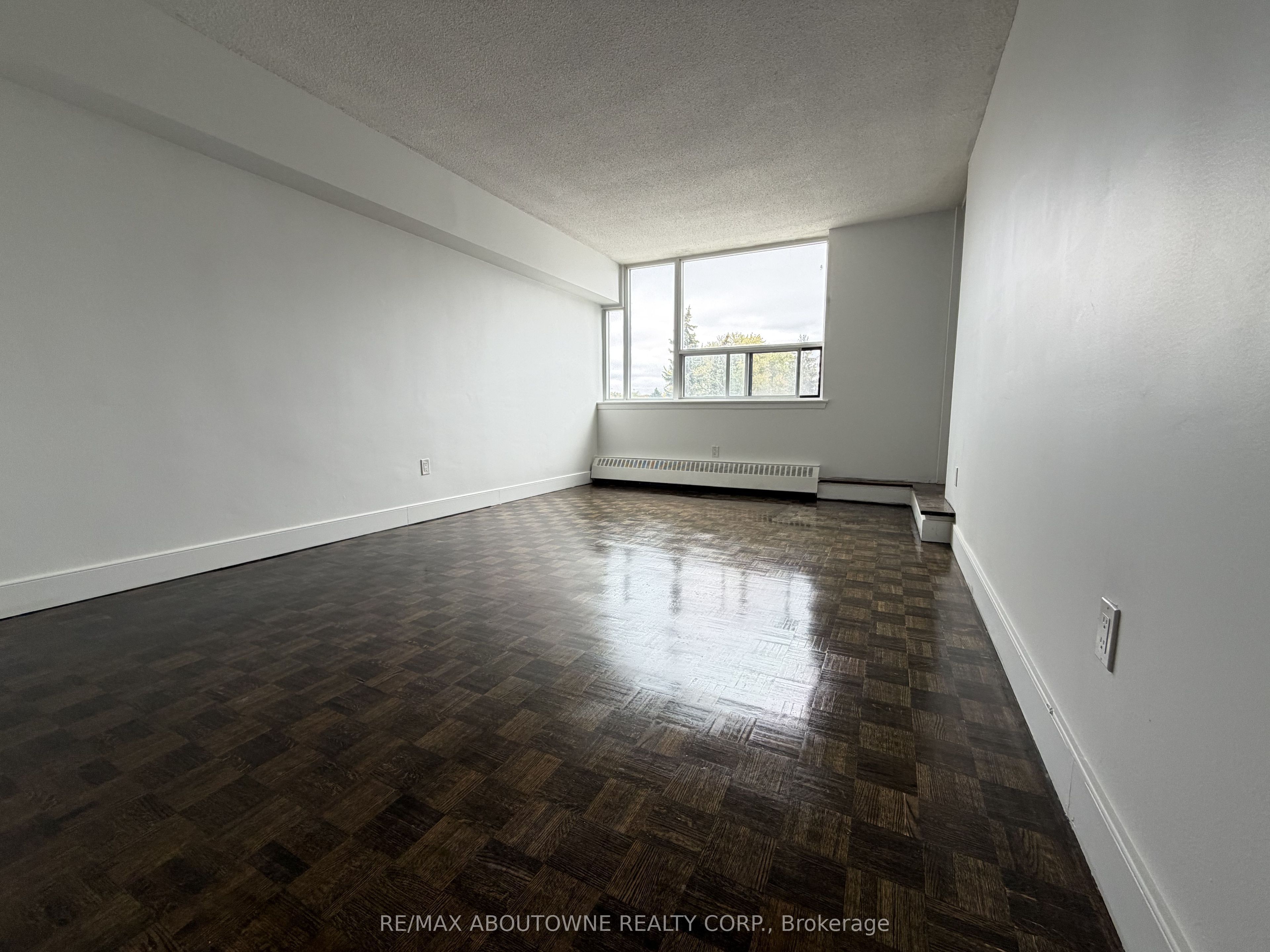 147 Wellington Street W 205 Property Photo 5