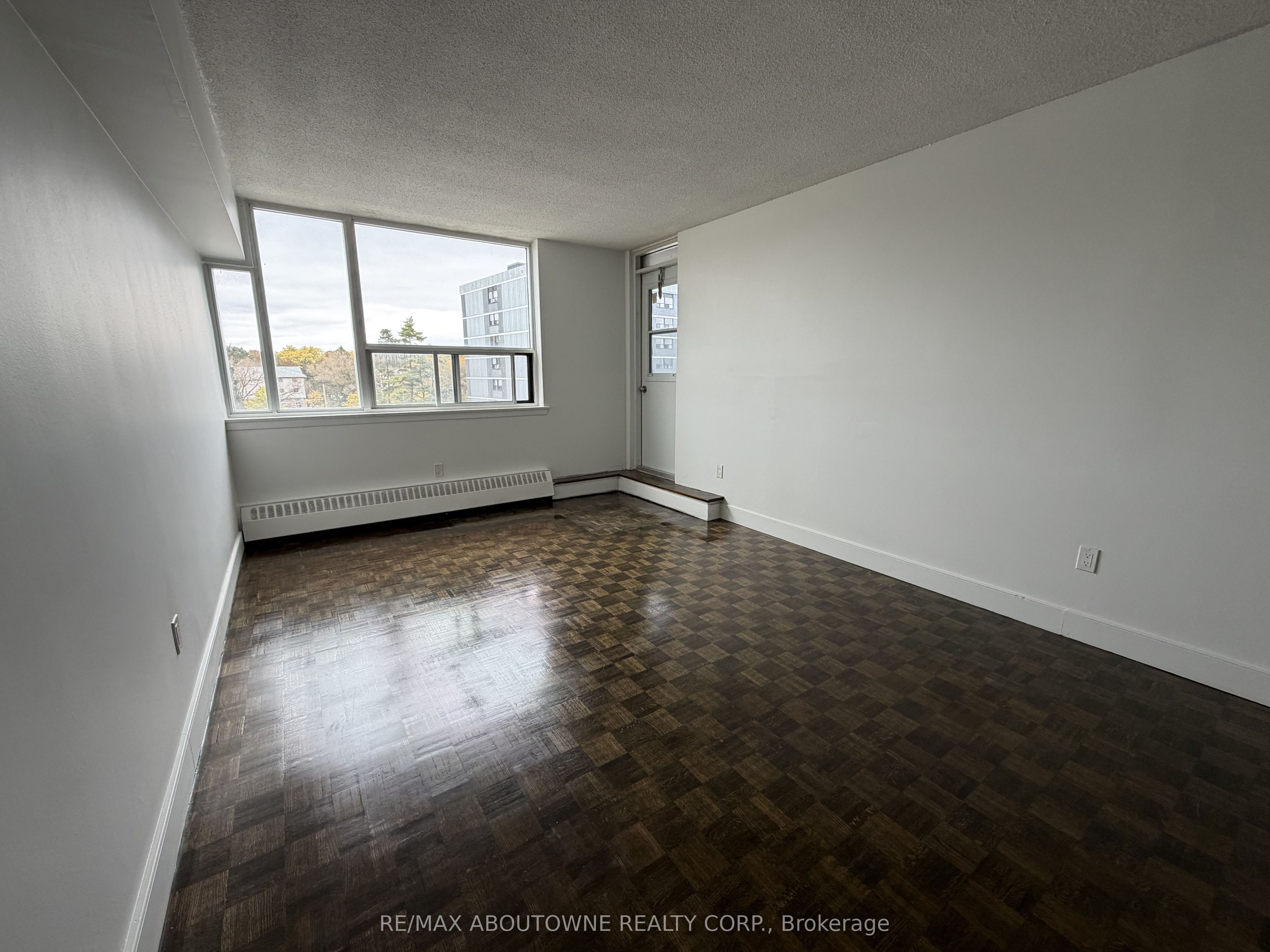 147 Wellington Street W 205 Property Photo 6